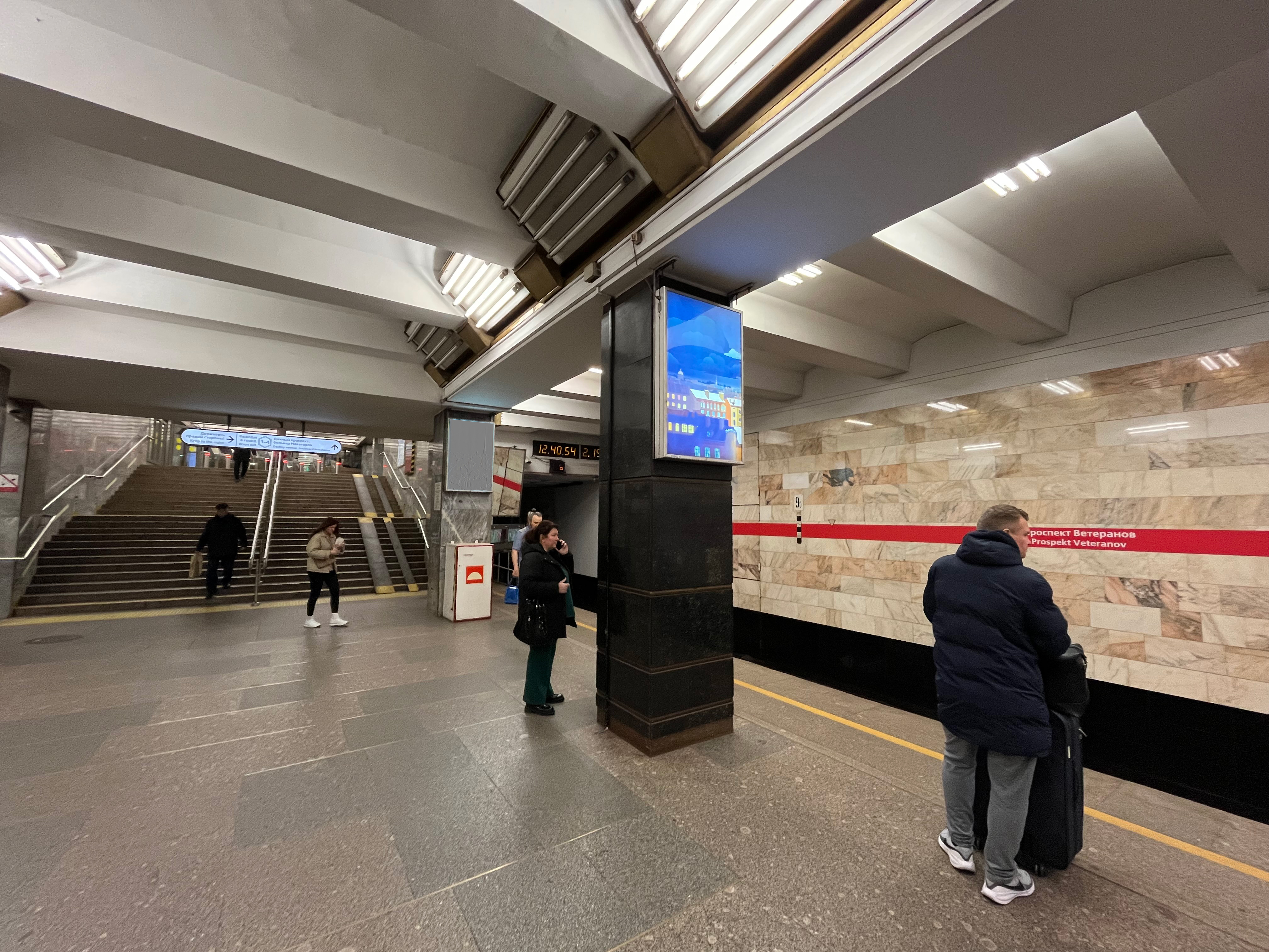 Фотография рекламного носителя, тип: Лайтбокс, адрес: Станция метро «Проспект Ветеранов», линия Кировско-Выборгская, Санкт-Петербург, Россия. Сторона/вариант С №1606226
