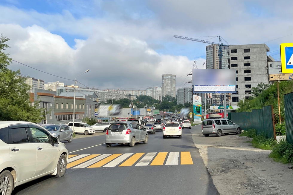 Фотография рекламного носителя, тип: Билборд 3x6, адрес: Красного Знамени пр-т., д.104 Х Шилкинская ул., Владивосток, Приморский край, Россия. Сторона А №154014