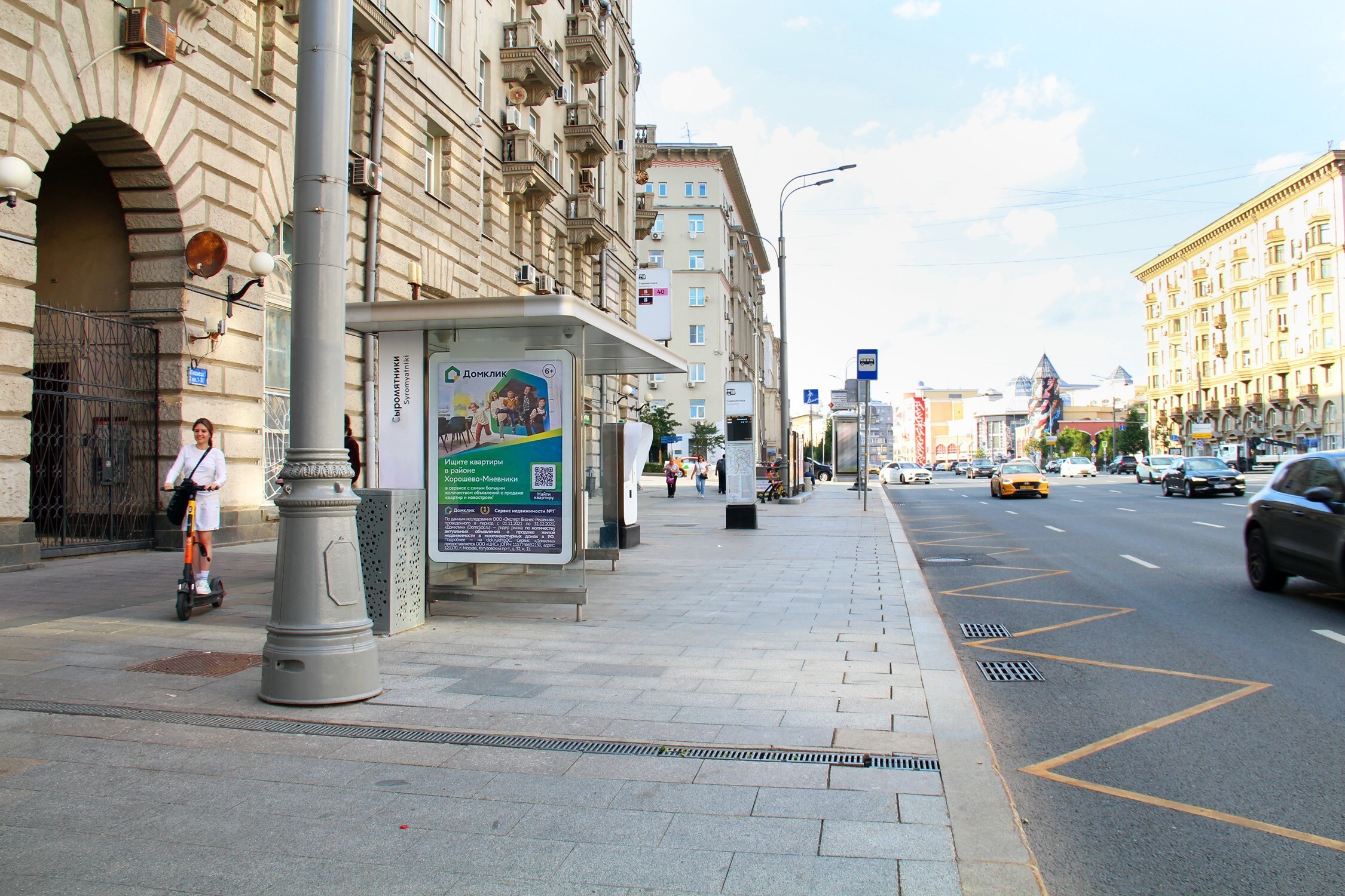 Фотография рекламного носителя, тип: Остановка 1.8x1.2, адрес: Земляной Вал ул., д.42/20, ост. Сыромятники, Москва, Россия. Сторона Б №706803