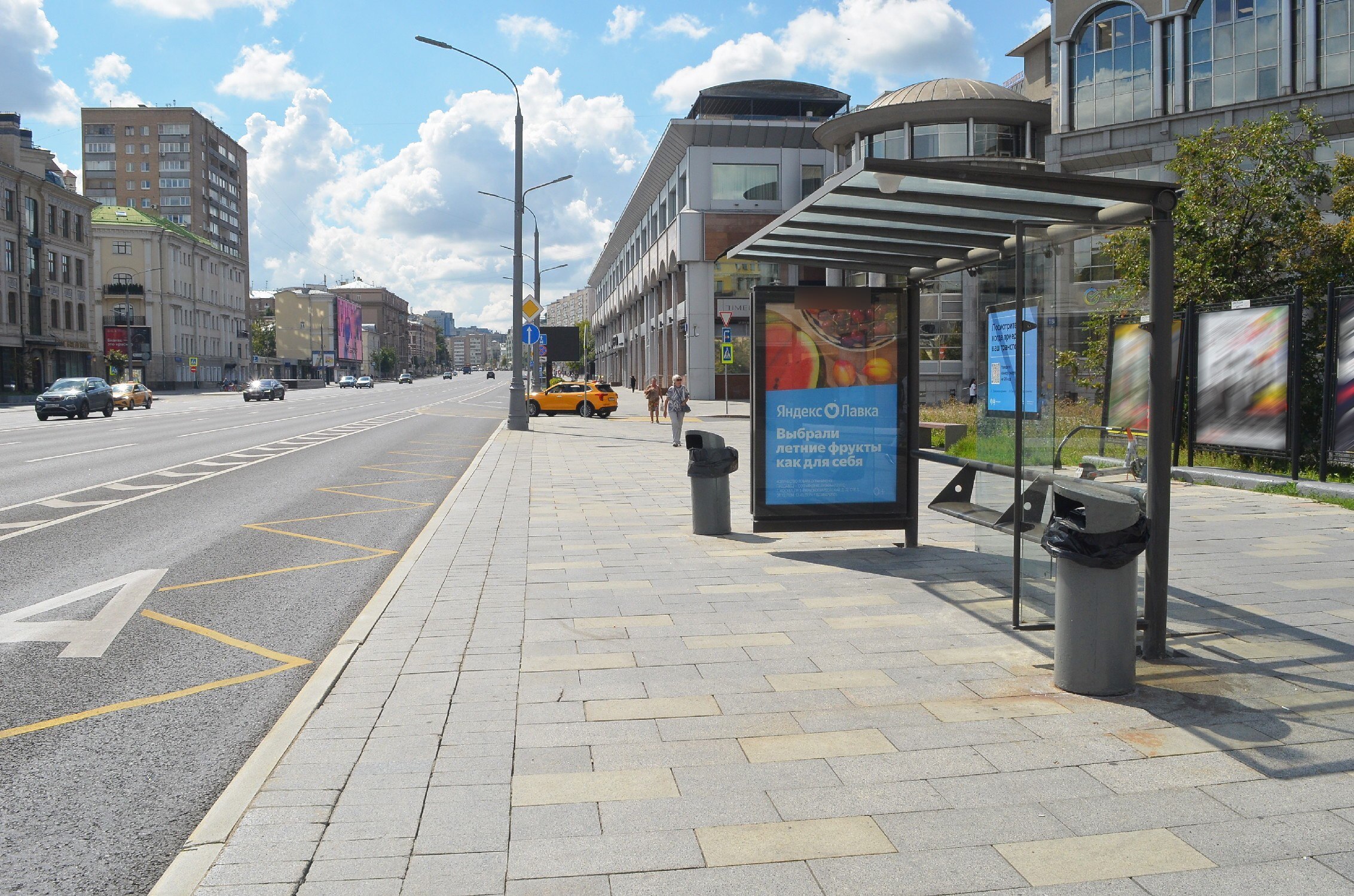 Фотография рекламного носителя, тип: Остановка 1.8x1.2, адрес: Б. Якиманка ул., д.22, Москва, Россия. Сторона А1-А5 №582638