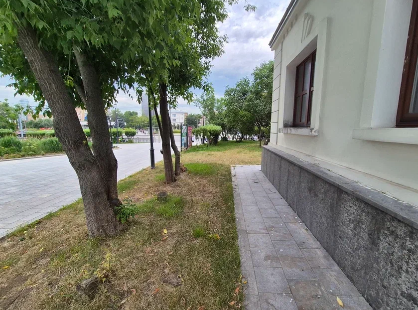 Фотография рекламного носителя, тип: Афиша 1.75x1.8, адрес: Красная Пресня ул., д.31, поз.3, стенд 1, Москва, Россия. Сторона B №1381498