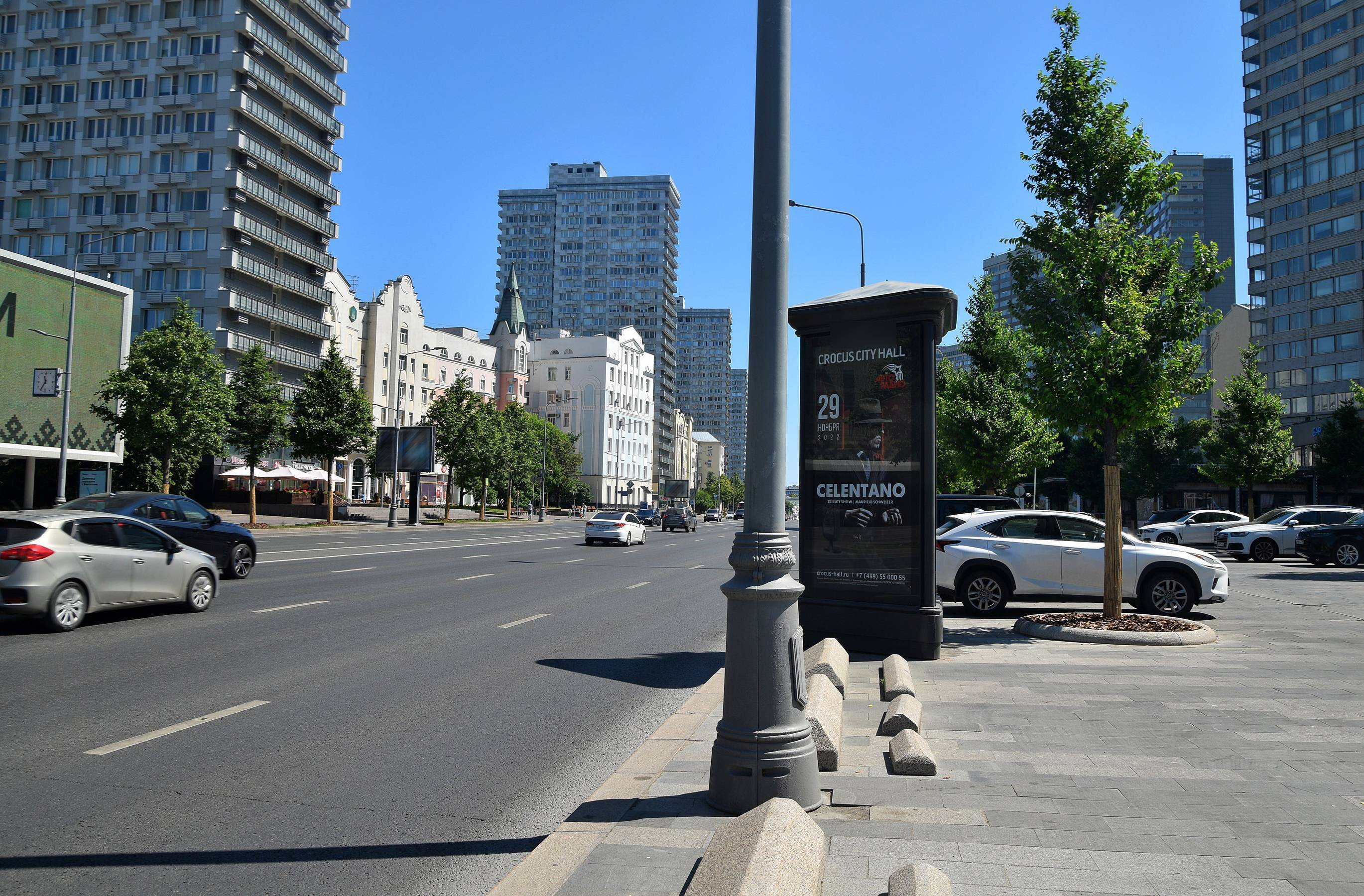 Фотография рекламного носителя, тип: Пиллар 3x1.4, адрес: Новый Арбат ул., д.19, стр.1, Москва, Россия. Сторона А1-A3 №582928