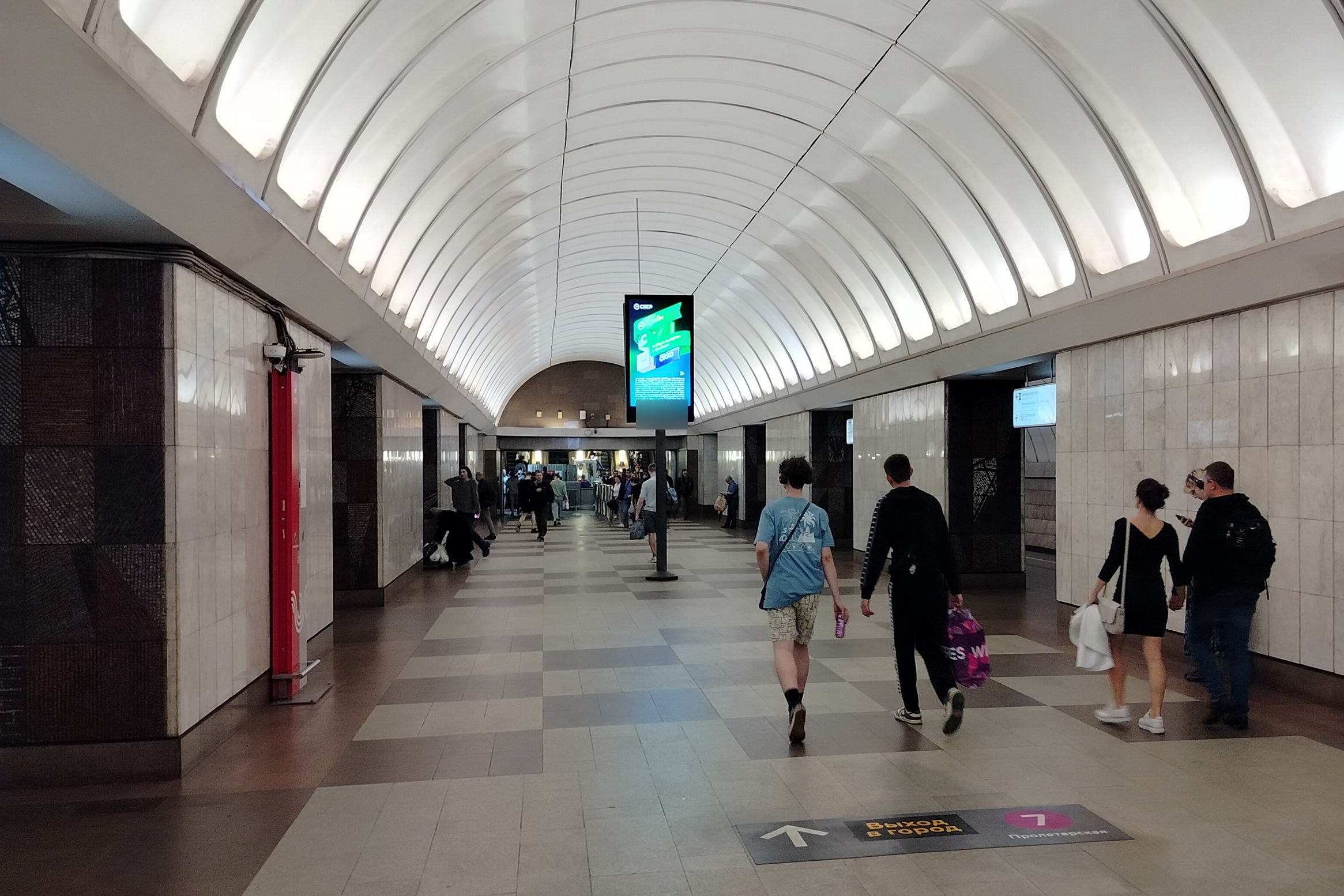 Фотография рекламного носителя, тип: Видеоэкран, адрес: Станция метро «Крестьянская застава», линия Люблинско-Дмитровская, Москва, Россия. Сторона/вариант А2 №1423034