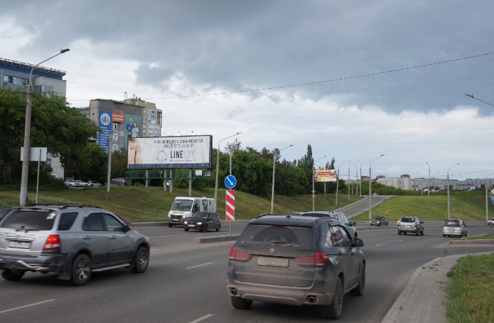 Фотография рекламного носителя, тип: Суперсайт 4x12, адрес: Фрунзе ул. Х Булатова ул., д.98, Омск, Омская область, Россия. Сторона Б1-Б3 №603417