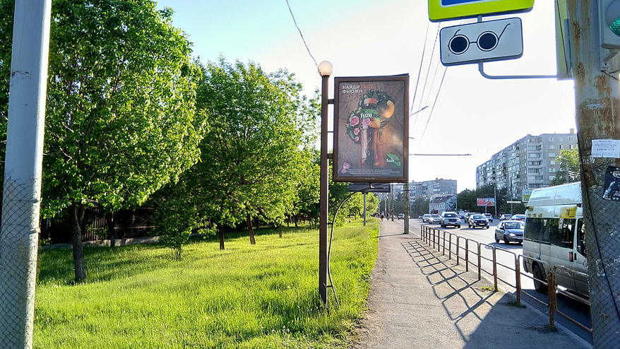 Фотография рекламного носителя, тип: Панель-кронштейн, адрес: Бр. Кашириных ул., Челябинск, Челябинская область, Россия. Сторона B №200761