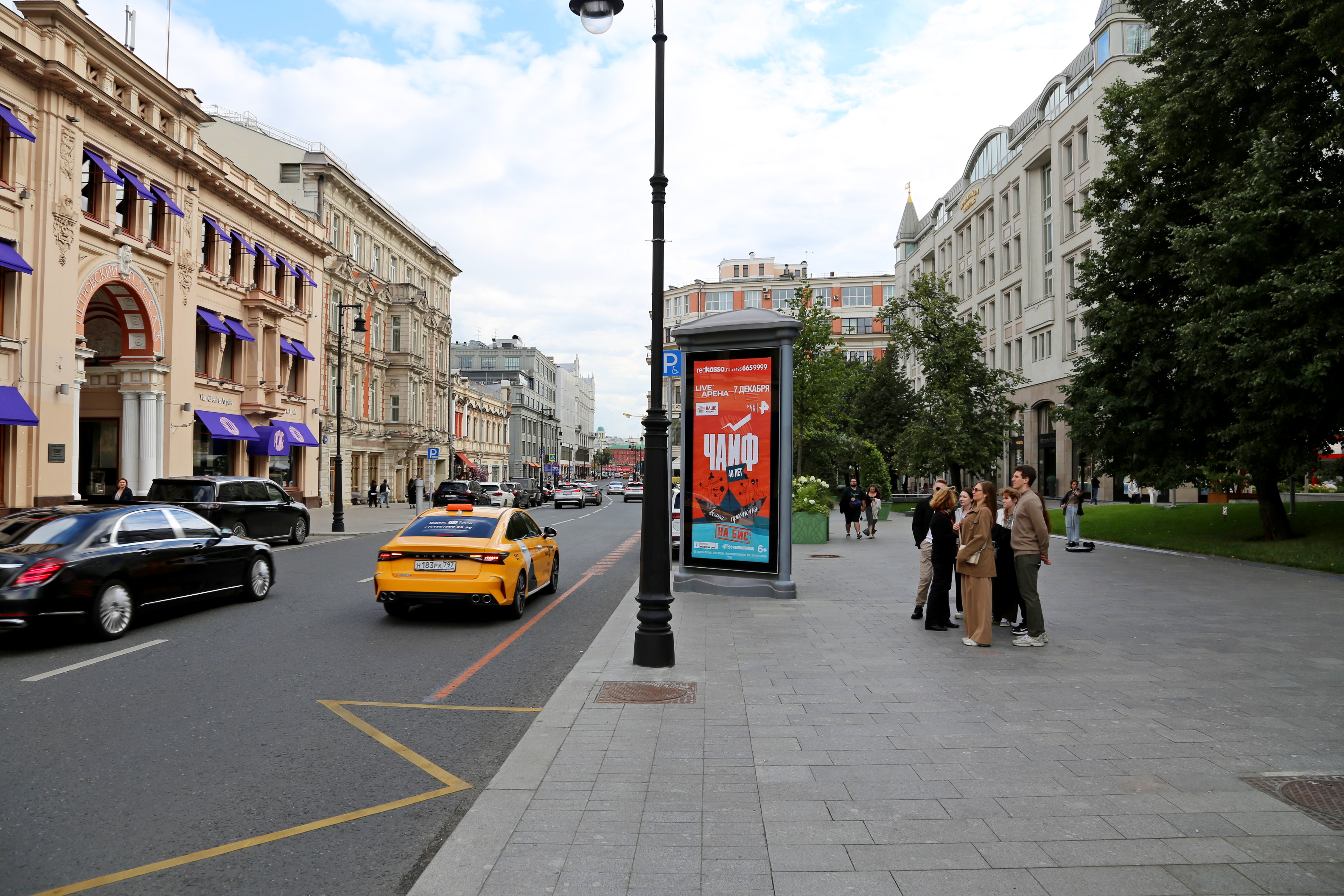 Фотография рекламного носителя, тип: Пиллар 3x1.4, адрес: Петровка ул., д.7, Москва, Россия. Сторона A1-A3 №262361