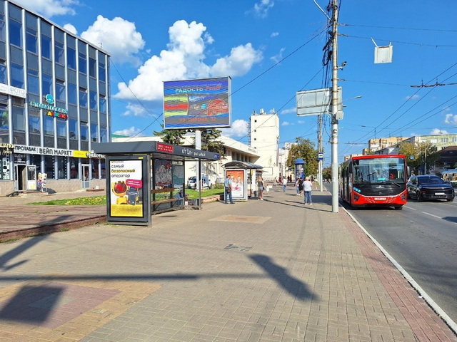 Фотография рекламного носителя, тип: Остановка 1.8x1.2, адрес: Кирова ул., д.27, Калуга, Калужская область, Россия. Сторона В1-B5 №621625