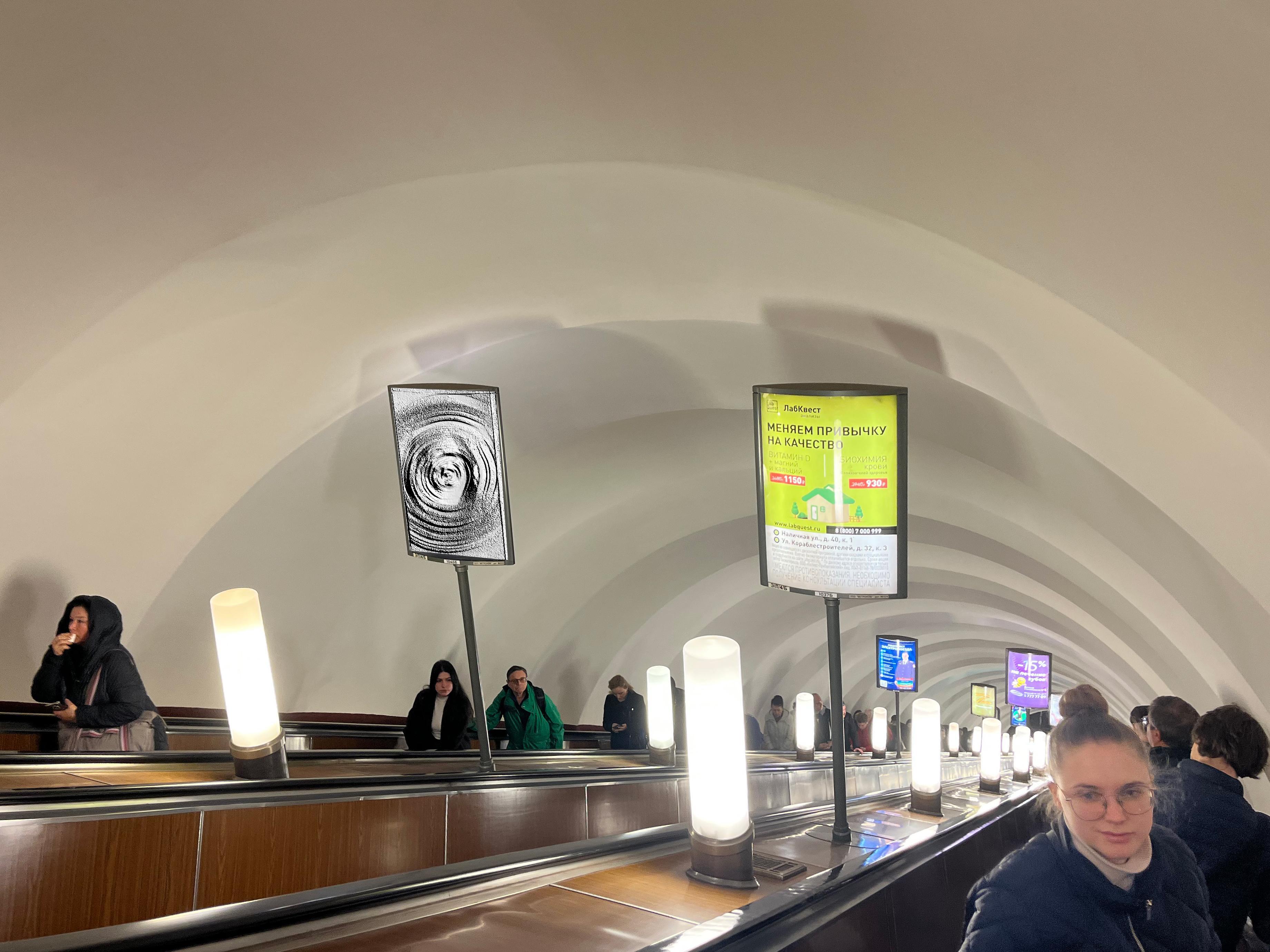 Фотография рекламного носителя, тип: Лайтбокс, адрес: Станция метро «Приморская», линия Невско-Василеостровская, Санкт-Петербург, Россия. Сторона/вариант Б №1060712