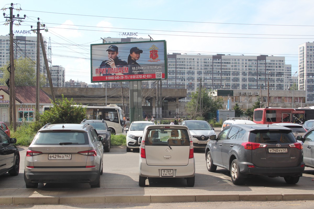 Фотография рекламного носителя, тип: Билборд 3x6, адрес: Мурино п., Привокзальная пл., д.2, Ленинградская область, Россия. Сторона Б №239072
