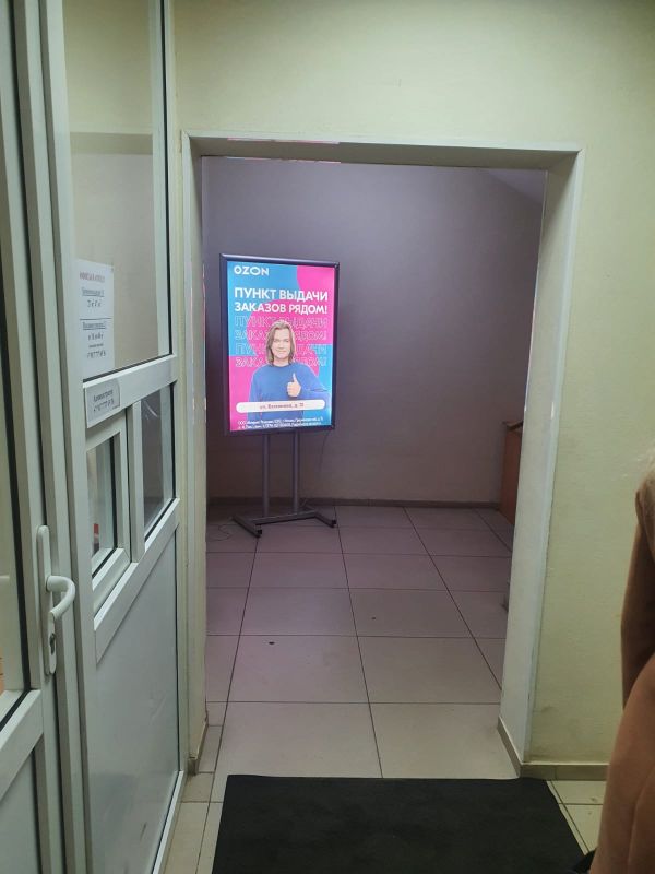 Фотография рекламного носителя, тип: Постер/баннер, адрес: Бизнес-центр «Деловой мир», Комсомольская ул., д.1/1, Уфа, Республика Башкортостан, Россия. Сторона/вариант №1374004