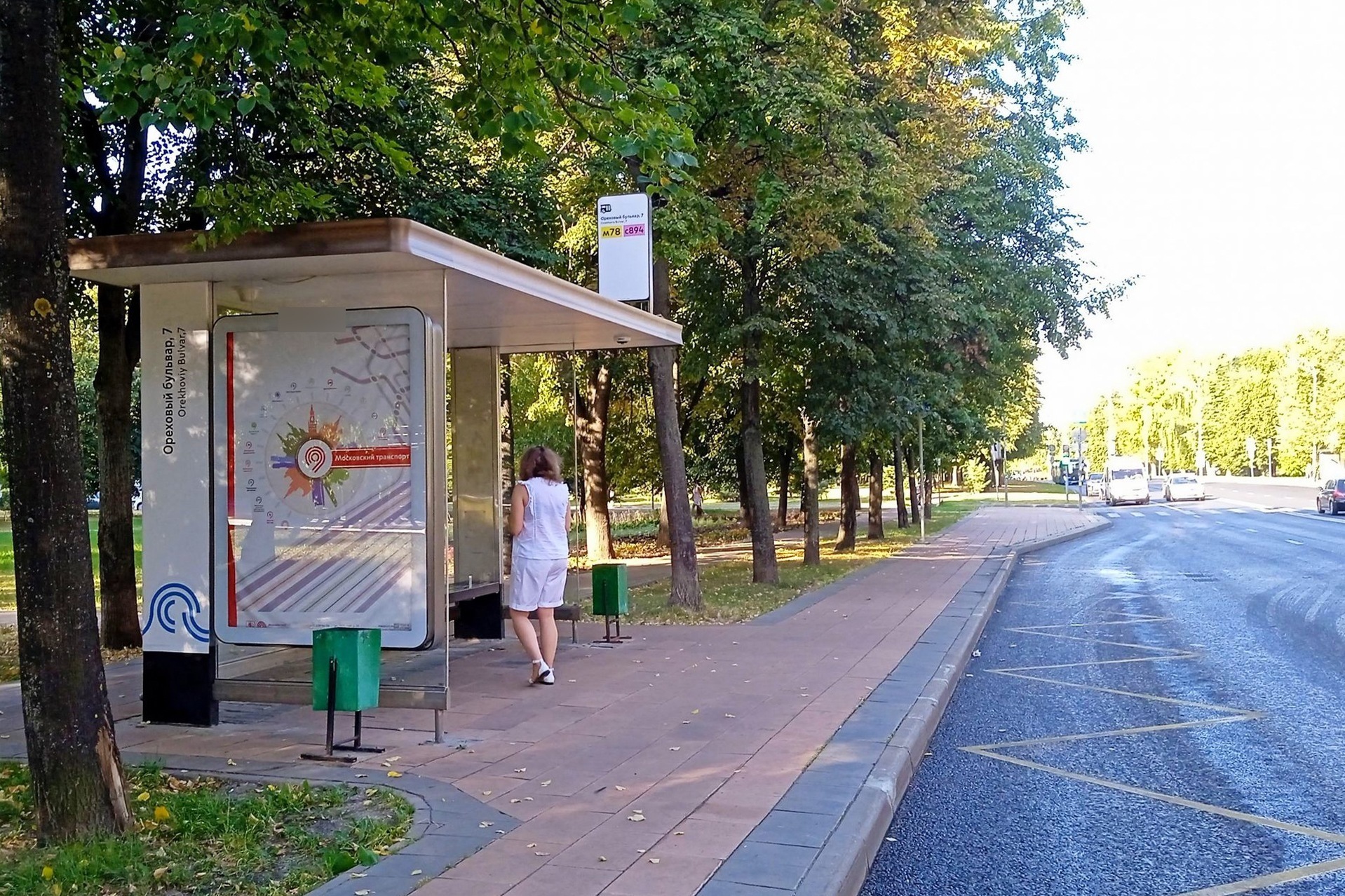 Фотография рекламного носителя, тип: Остановка 1.8x1.2, адрес: Ореховый б-р., д.10, к.1, Москва, Россия. Сторона Б №931594