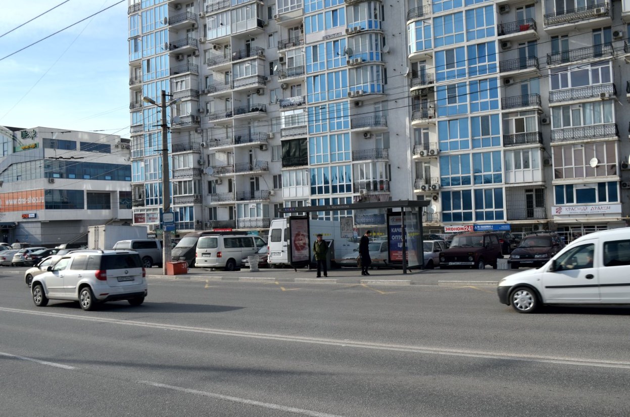 Фотография рекламного носителя, тип: Остановка 1.8x1.2, адрес: Пожарова ул., ост. Железнякова ул., Севастополь, Россия. Сторона A1-А5 №721467