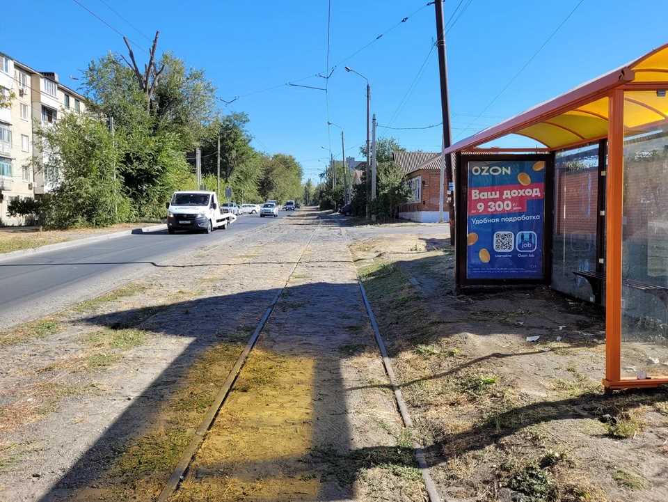 Фотография рекламного носителя, тип: Остановка 1.8x1.2, адрес: Калинина ул., д.54 Х Толбухина ул., Новочеркасск, Ростовская область, Россия. Сторона A №1371290