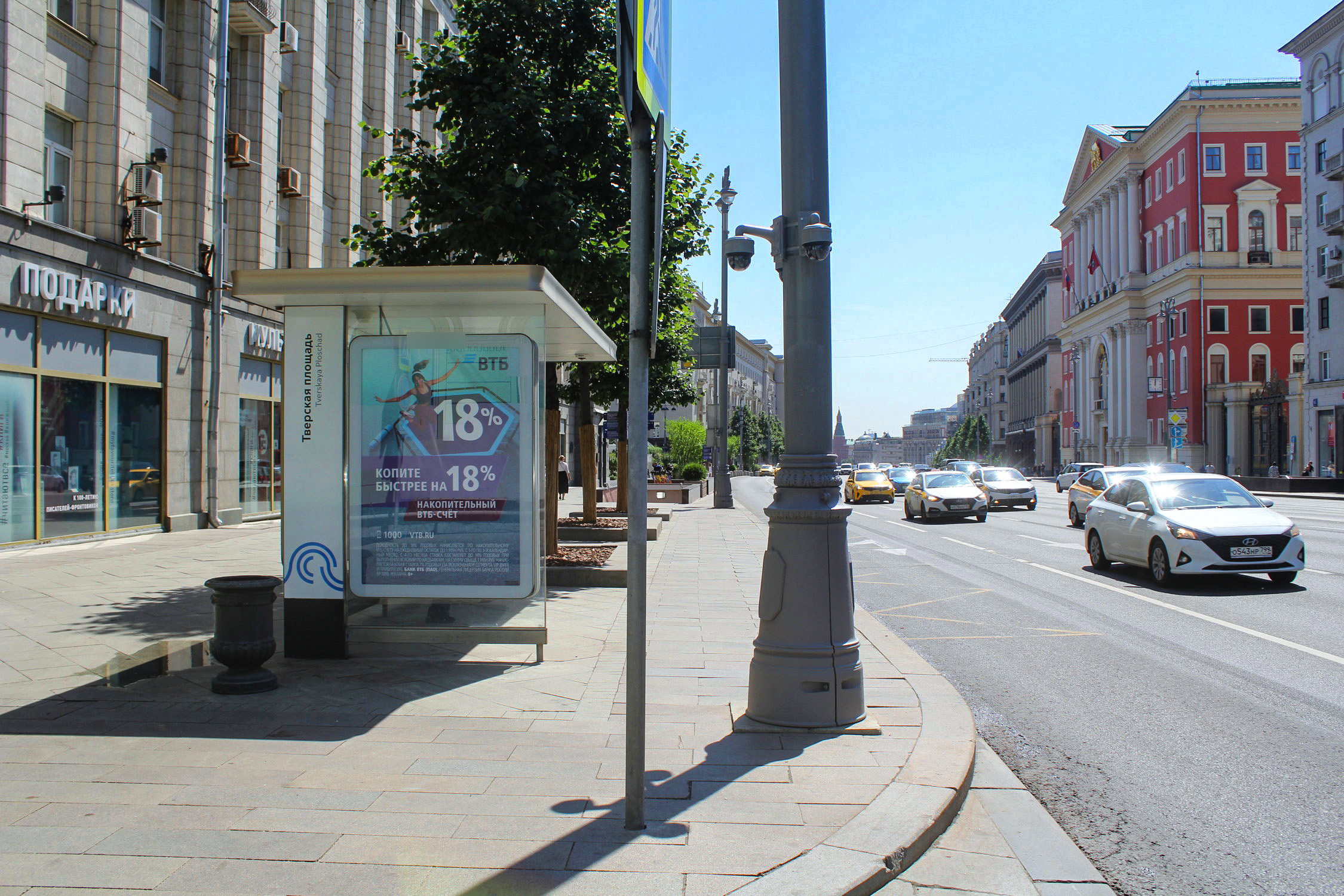 Фотография рекламного носителя, тип: Остановка 1.8x1.2, адрес: Тверская ул., д.8, Москва, Россия. Сторона Б №582581