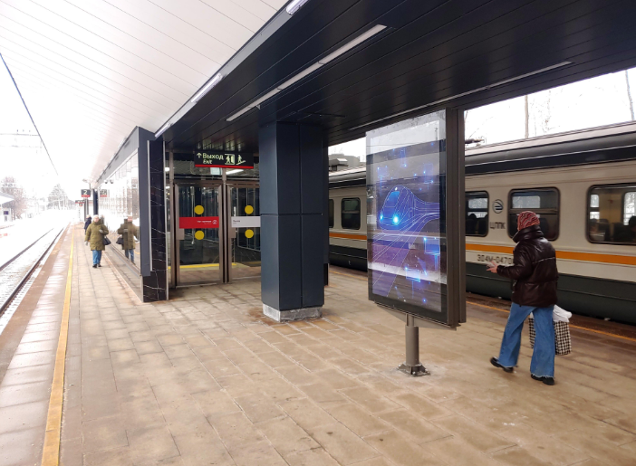 Фотография рекламного носителя, тип: Ситиформат 1.8x1.2, адрес: Переделкино ст., платформа №1, справа от входа на лестницу, Москва, Россия. Сторона А1 №1327066