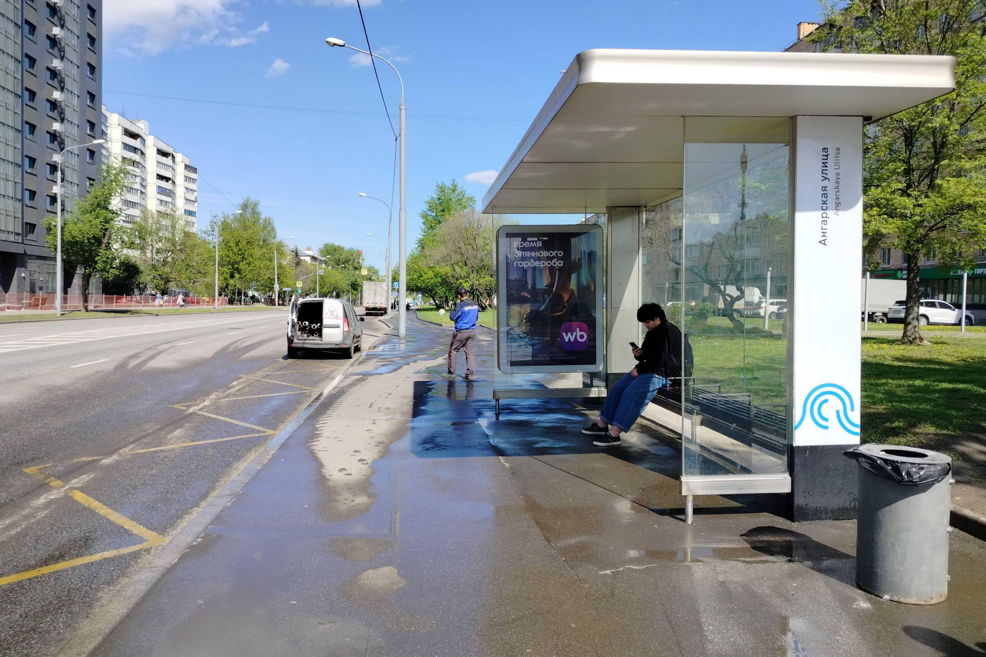 Фотография рекламного носителя, тип: Остановка 1.8x1.2, адрес: Коровинское ш., ост. "Ангарская ул.", поз.1, Москва, Россия. Сторона А №802649