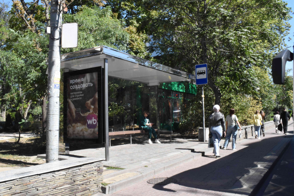 Фотография рекламного носителя, тип: Остановка 1.8x1.2, адрес: Красноармейская ул., д.17, Ростов-на-Дону, Ростовская область, Россия. Сторона Б №1397971