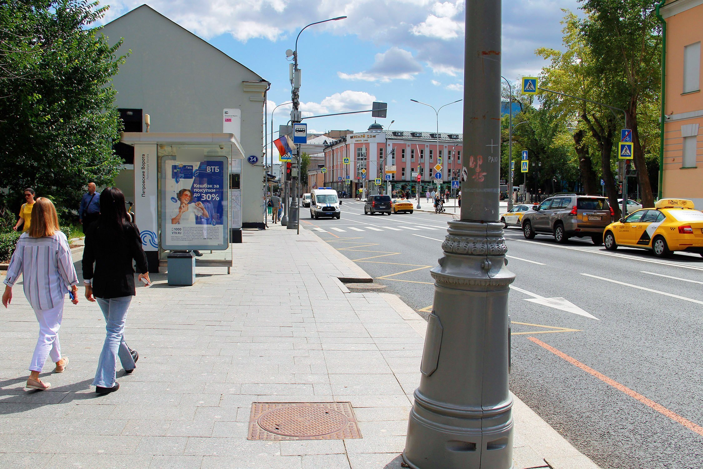 Фотография рекламного носителя, тип: Остановка 1.8x1.2, адрес: Петровка ул., д.34, Москва, Россия. Сторона Б №580220