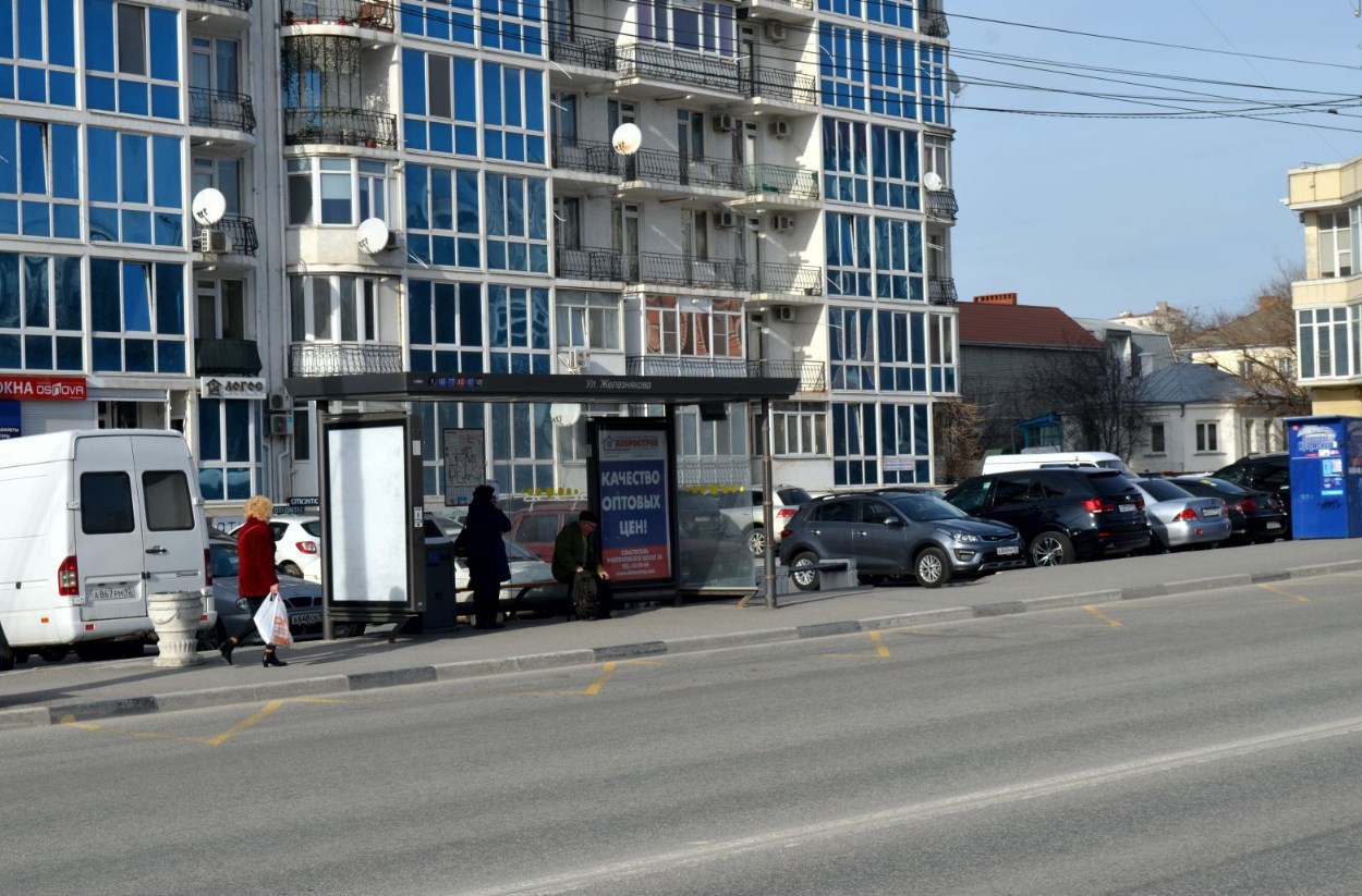 Фотография рекламного носителя, тип: Остановка 1.8x1.2, адрес: Пожарова ул., ост. Железнякова ул., Севастополь, Россия. Сторона Б1 №721468