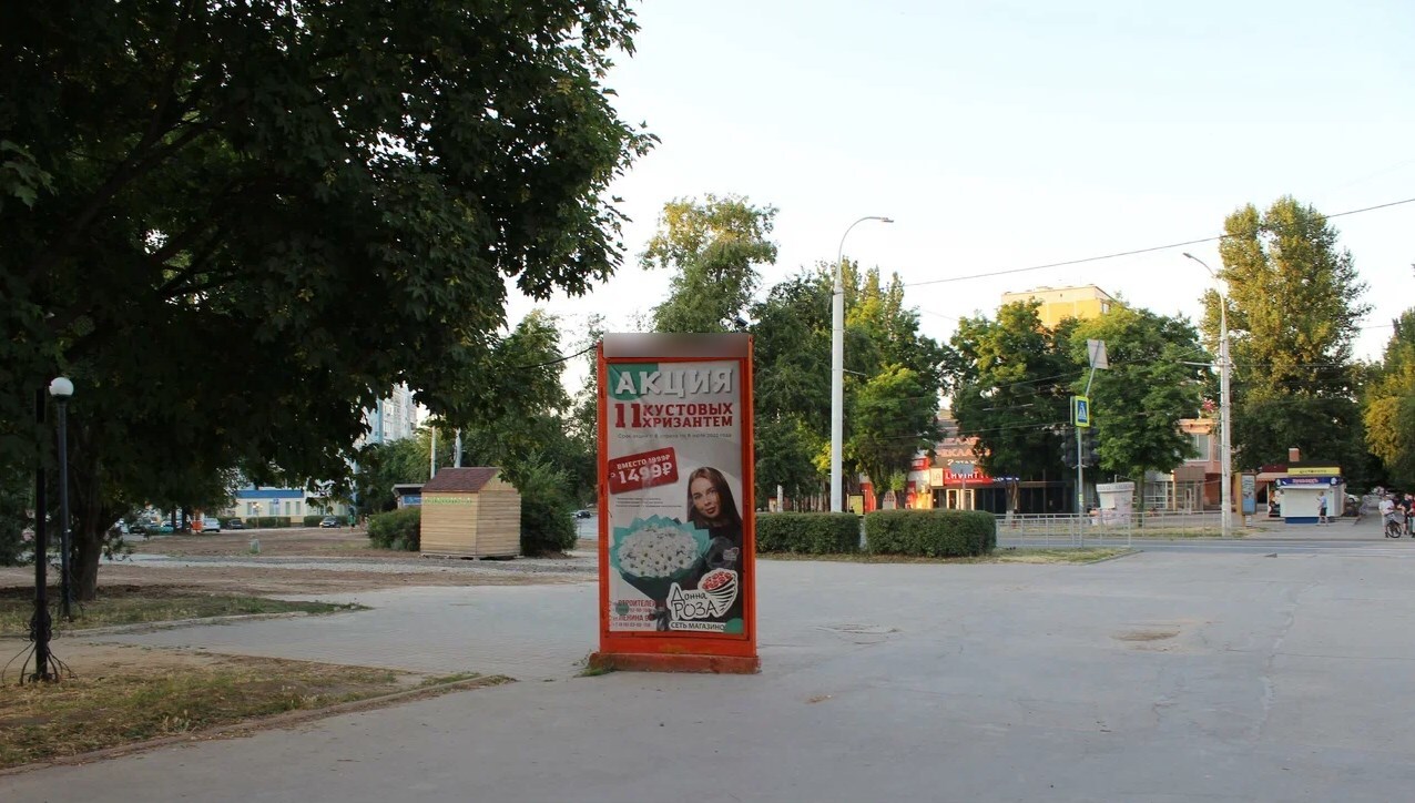 Фотография рекламного носителя, тип: Пиллар 3x1.4, адрес: Великой Победы б-р., поз.1, Волгодонск, Ростовская область, Россия. Сторона A2 №1334353