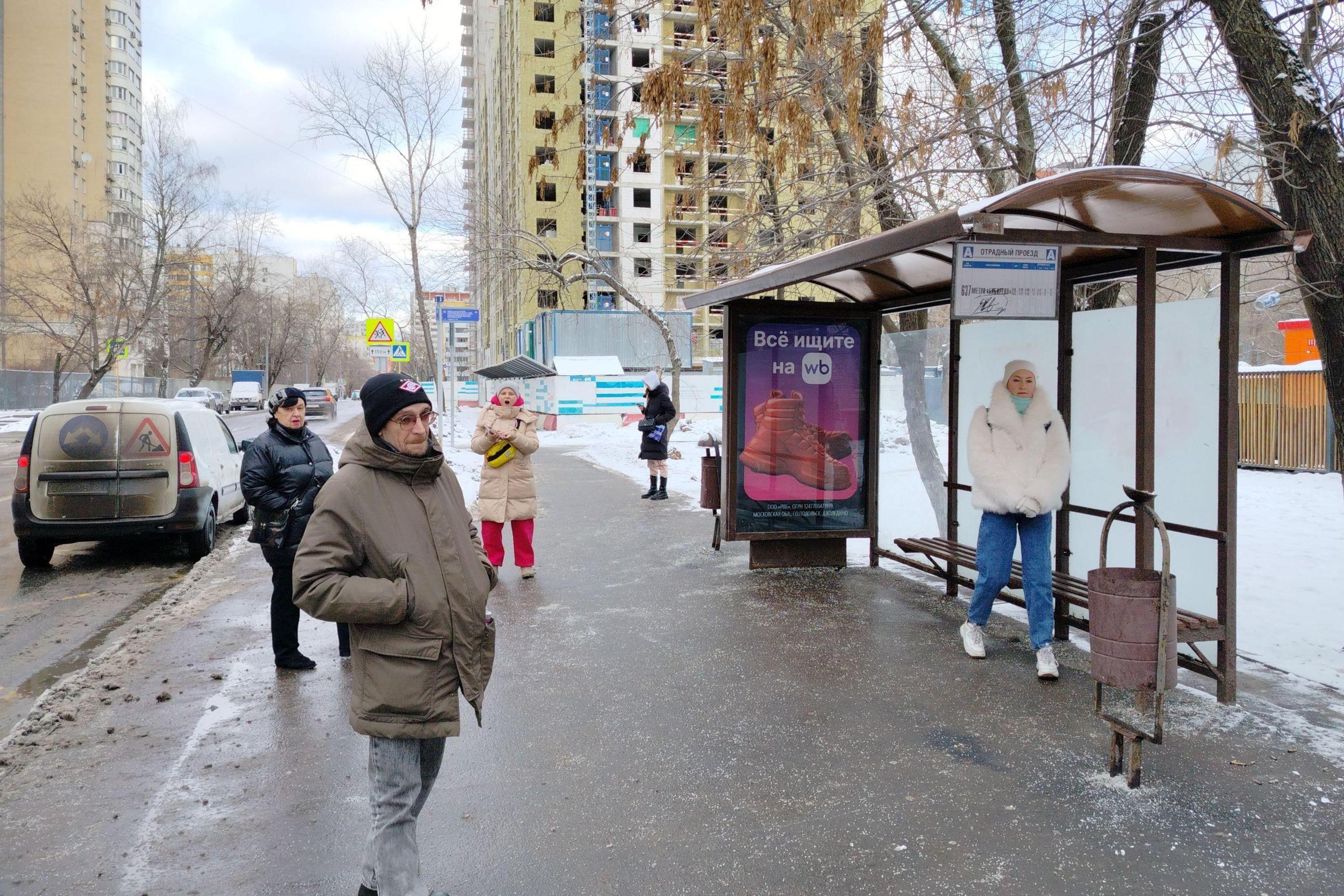 Фотография рекламного носителя, тип: Остановка 1.8x1.2, адрес: Отрадный пр-зд., ост. "Отрадный пр-зд.", поз.2, Москва, Россия. Сторона А №931686
