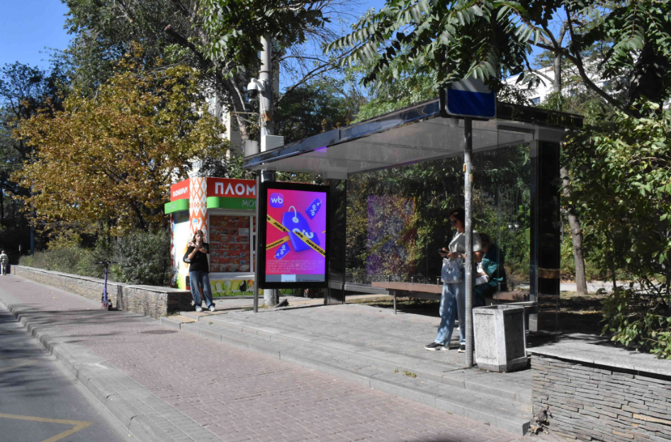 Фотография рекламного носителя, тип: Остановка 1.8x1.2, адрес: Красноармейская ул., д.17, Ростов-на-Дону, Ростовская область, Россия. Сторона А1 №1397970