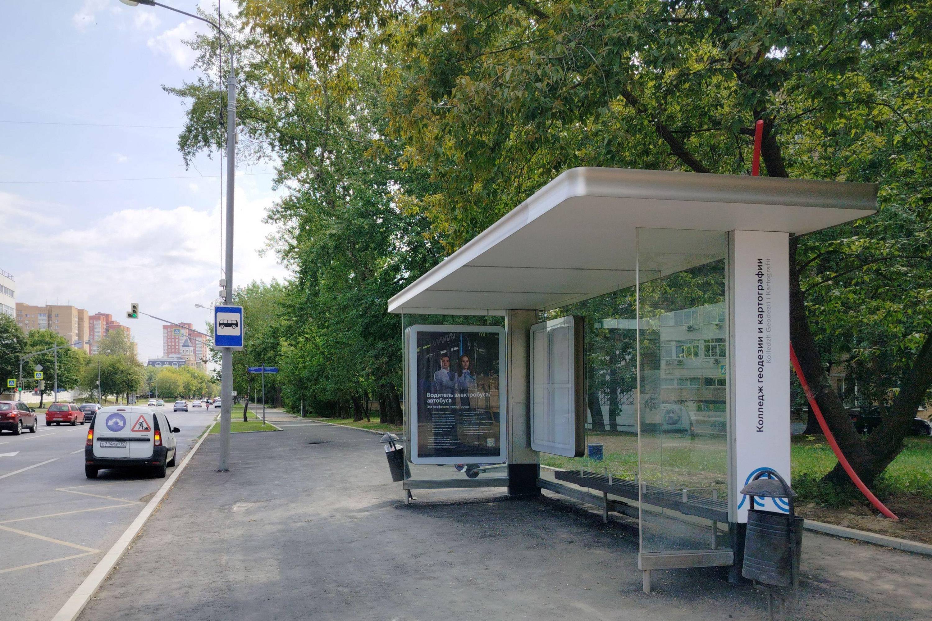 Фотография рекламного носителя, тип: Остановка 1.8x1.2, адрес: Молодогвардейская ул., д.11, корп.1-2, Москва, Россия. Сторона А №929869