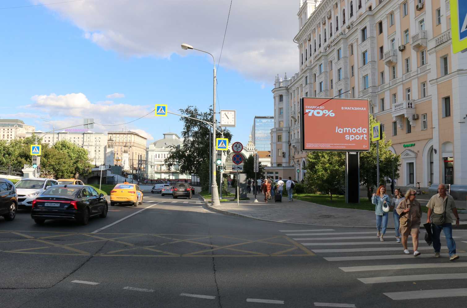 Фотография рекламного носителя, тип: Ситиборд 2.7x3.7, адрес: Ленинградский пр-т., д.1, Москва, Россия. Сторона A1-А10 №1369119