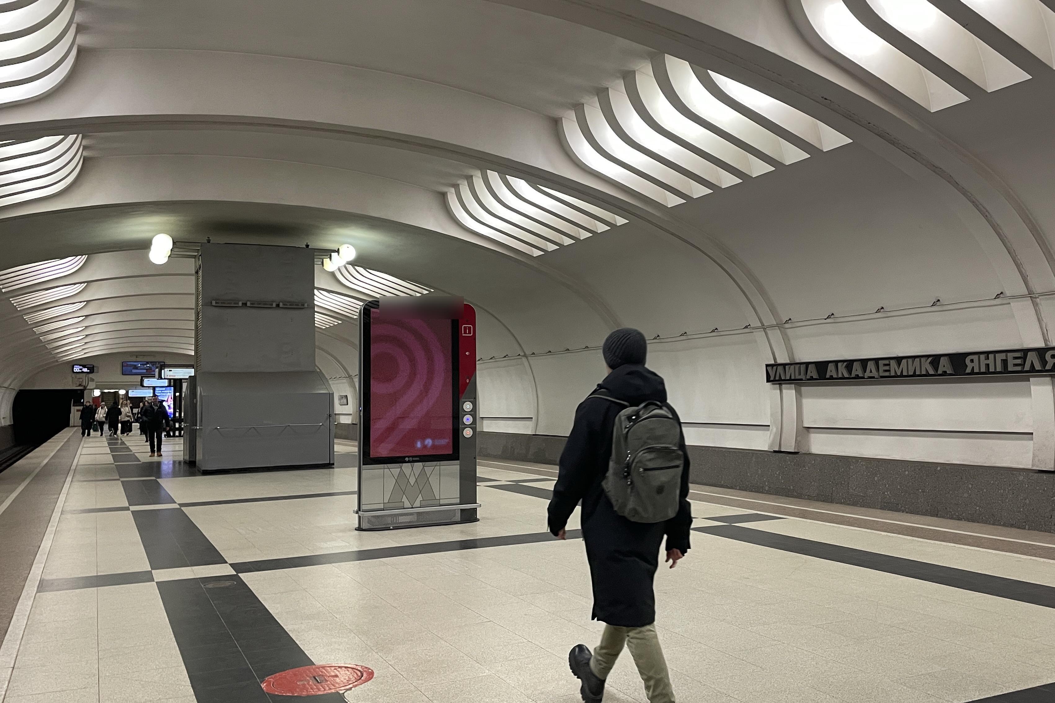 Фотография рекламного носителя, тип: Видеоэкран, адрес: Станция метро «Улица Академика Янгеля», линия Серпуховско-Тимирязевская, Москва, Россия. Сторона/вариант А2 №1423356