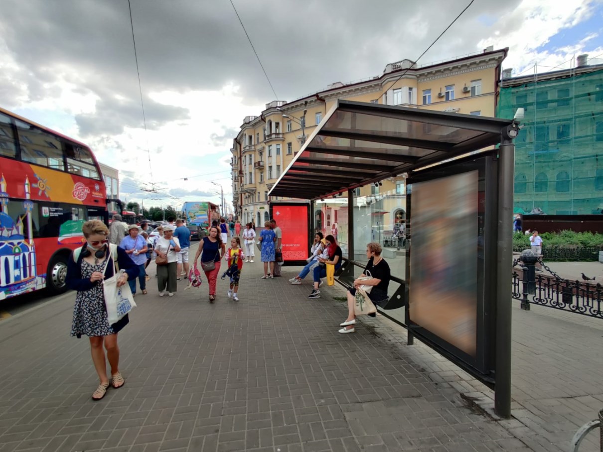 Фотография рекламного носителя, тип: Остановка 1.8x1.2, адрес: Пушкина ул., магазин ГУМ, Казань, Республика Татарстан, Россия. Сторона А51 №637042