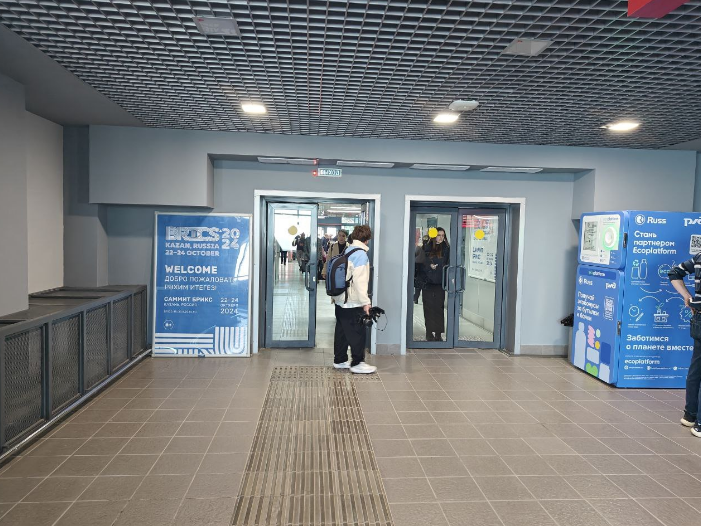 Фотография рекламного носителя, тип: Постер/баннер, адрес: ЖД вокзал «Казань», Большие Кабаны с., Выставочная ул., д.1, Казань, Республика Татарстан, Россия. Сторона/вариант А №990801