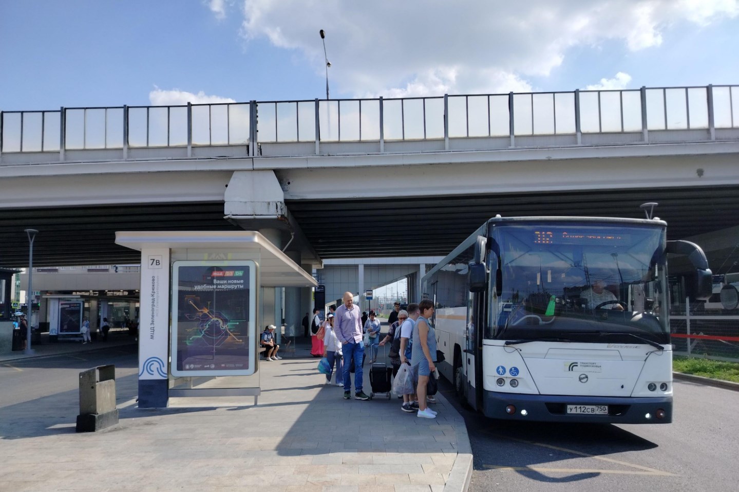 Фотография рекламного носителя, тип: Остановка 1.8x1.2, адрес: Крюковская пл., ост. "МЦД Зеленоград-Крюково", Зеленоград, Москва, Россия. Сторона Б №1329759