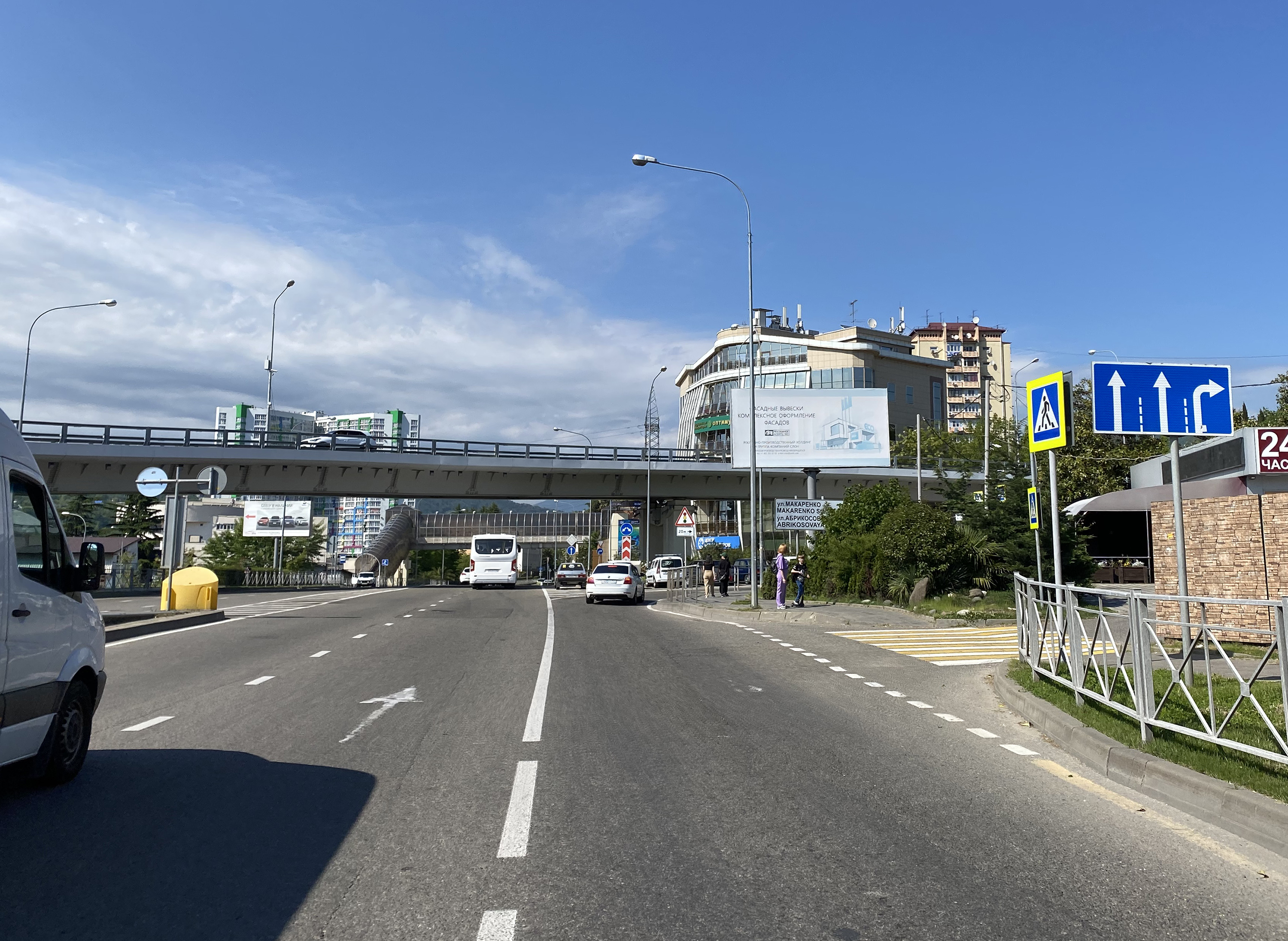 Фотография рекламного носителя, тип: Билборд 3x6, адрес: Макаренко ул. Х Пластунская ул., поз.1, Сочи, Краснодарский край, Россия. Сторона А №742680