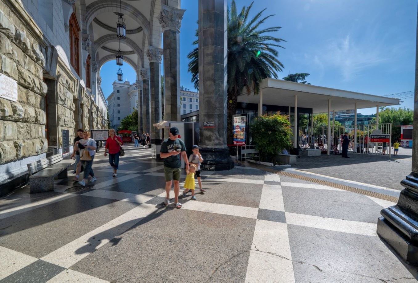 Фотография рекламного носителя, тип: Ситиформат 1.8x1.2, адрес: Горького ул., д.56, привокзальная пл., поз.1, Сочи, Краснодарский край, Россия. Сторона Б №987522