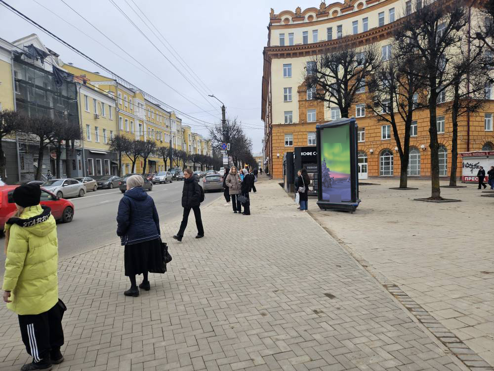 Фотография рекламного носителя, тип: Пилон, адрес: Октябрьской Революции ул. Х Дзержинского ул., Смоленск, Смоленская область, Россия. Сторона А №1327924