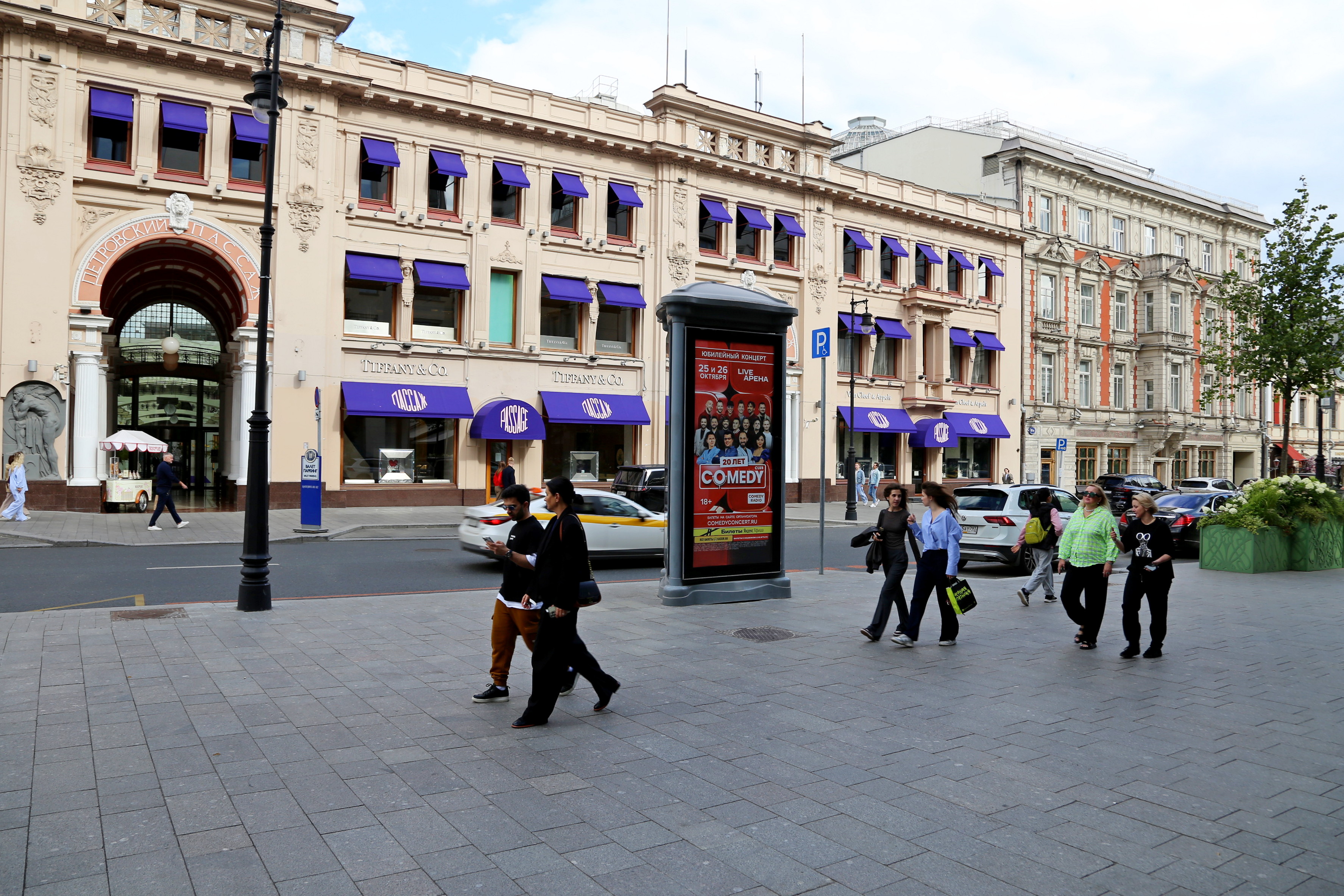 Фотография рекламного носителя, тип: Пиллар 3x1.4, адрес: Петровка ул., д.7, Москва, Россия. Сторона C №262363