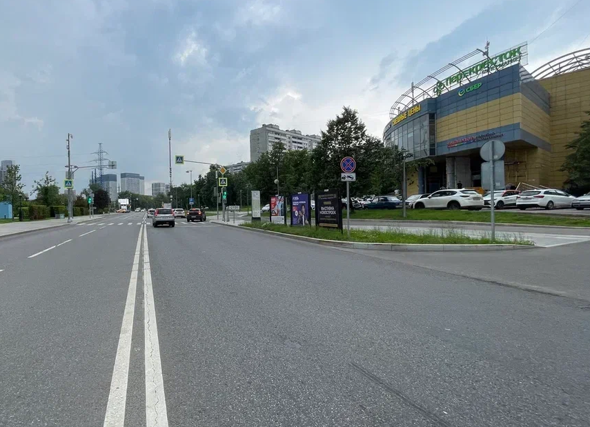 Фотография рекламного носителя, тип: Афиша 1.75x1.8, адрес: Матвеевская ул., д.2, поз.2, стенд 3, Москва, Россия. Сторона A №887005