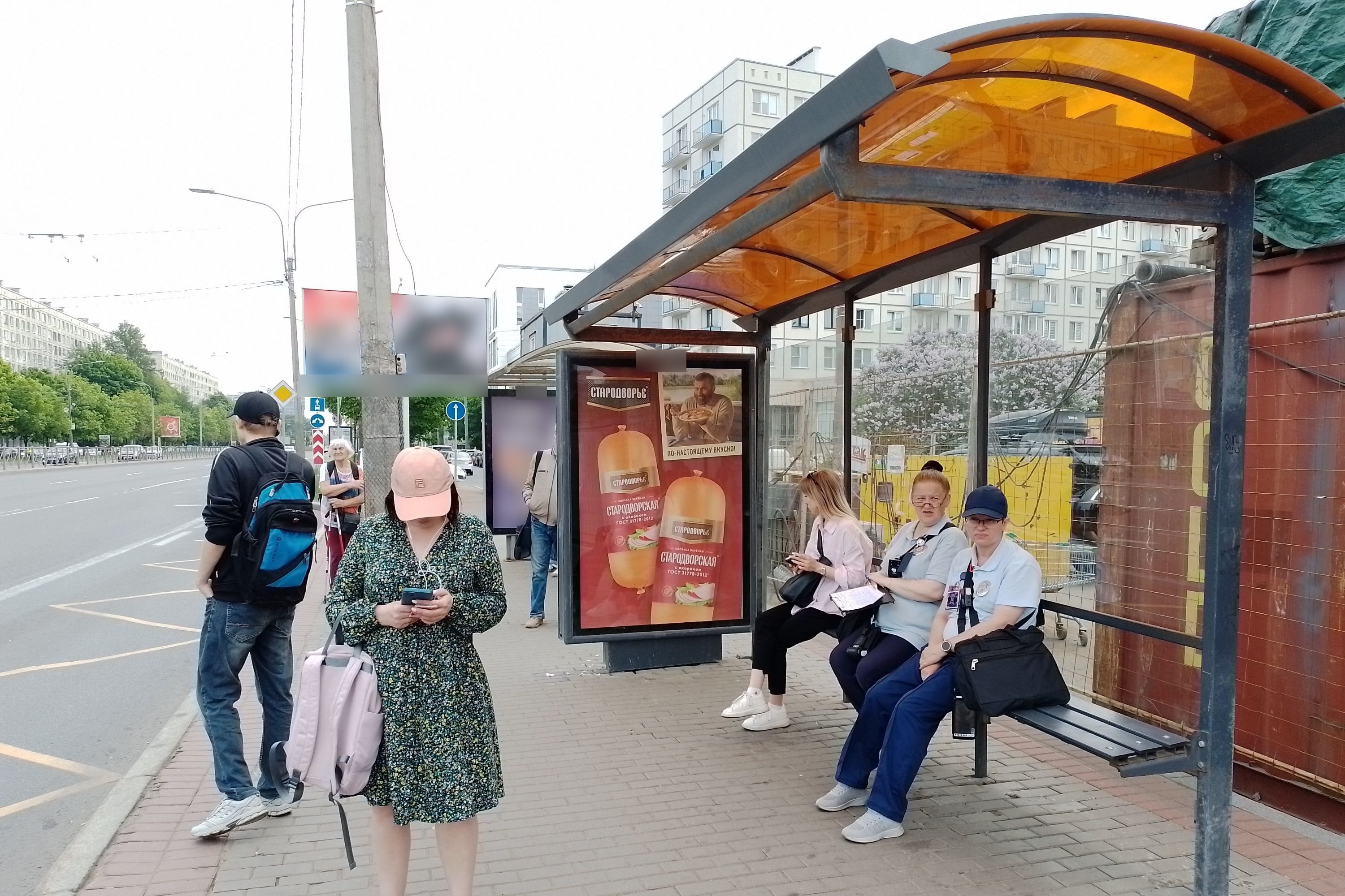 Фотография рекламного носителя, тип: Остановка 1.8x1.2, адрес: Заневский пр-т., д.35 Х Шаумяна пр-т., поз.1, Санкт-Петербург, Россия. Сторона А №138488