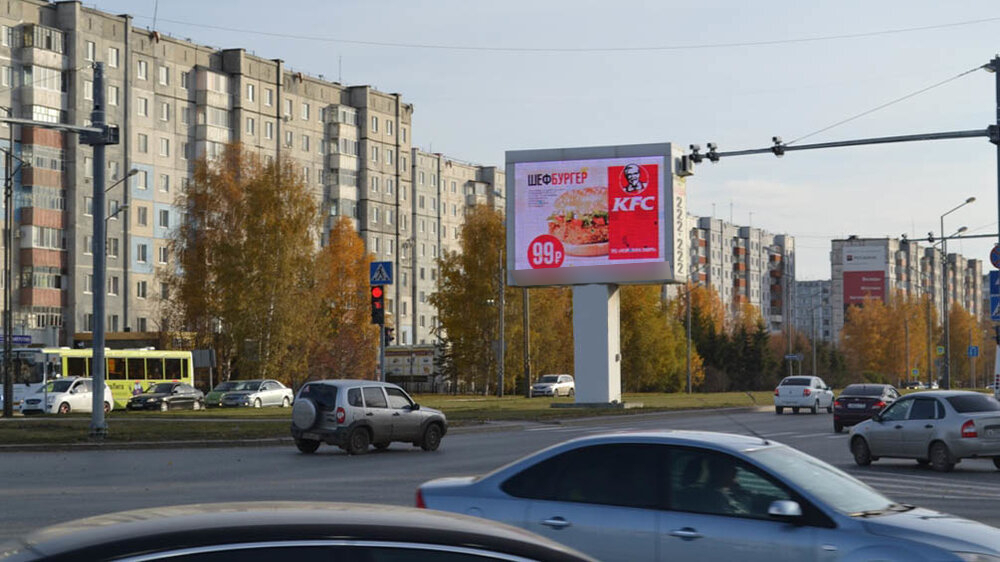Фотография рекламного носителя, тип: Нестандартный билборд, адрес: Комсомольский пр-т. Х Менделеева пр-т., Тобольск, Тюменская область, Россия. Сторона Б1-Б10 №1333954