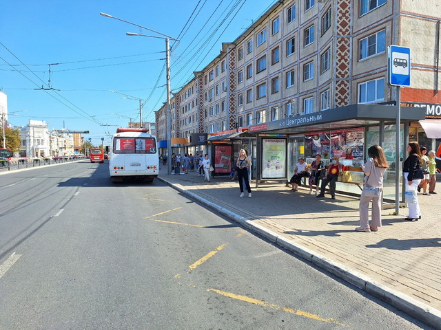 Фотография рекламного носителя, тип: Остановка 1.8x1.2, адрес: Кирова ул., д.64 Х Московская ул., поз.1, Калуга, Калужская область, Россия. Сторона А1-A5 №621628