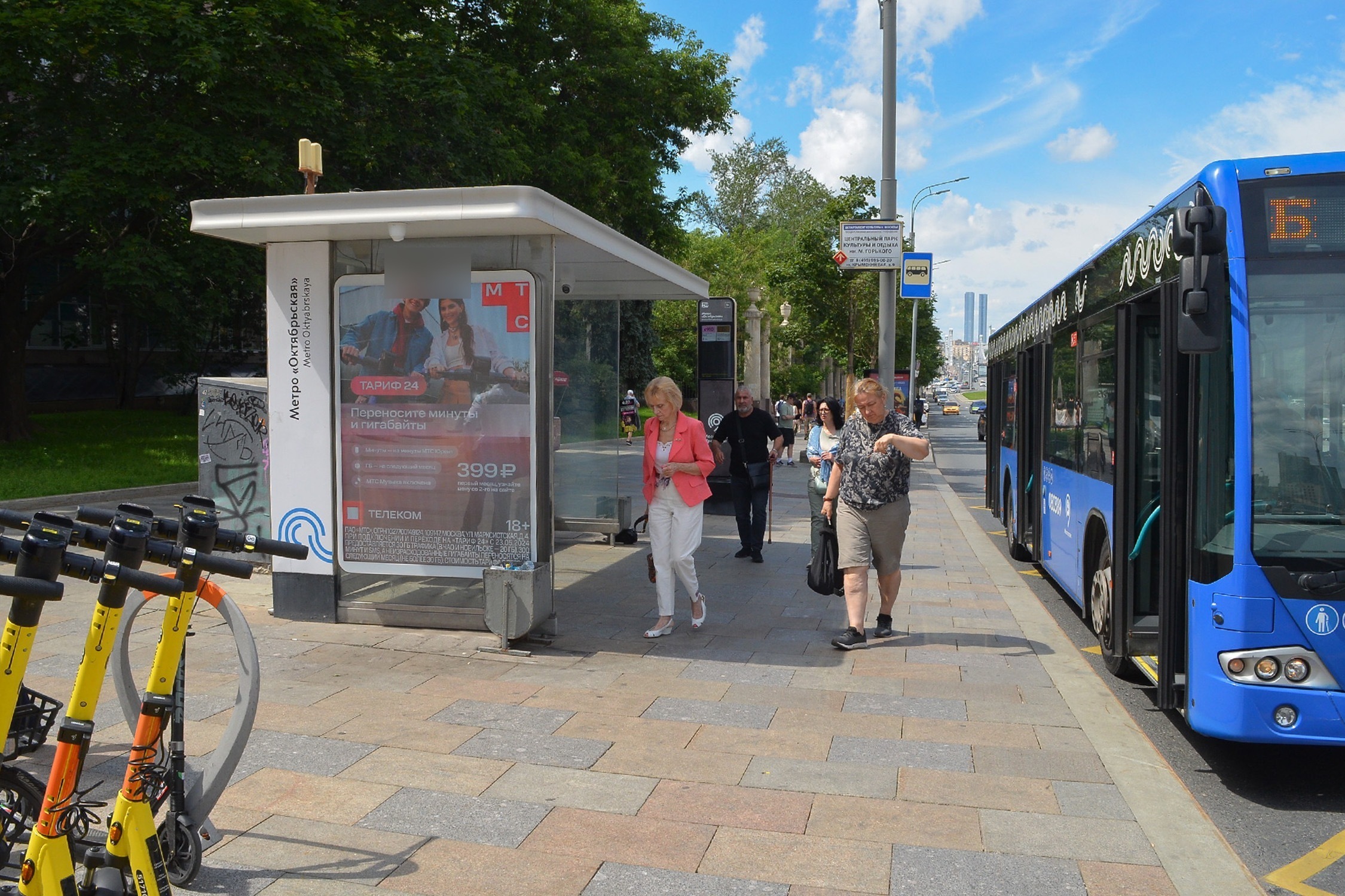 Фотография рекламного носителя, тип: Остановка 1.8x1.2, адрес: Крымский Вал ул., д.3, Москва, Россия. Сторона Б1 №706815