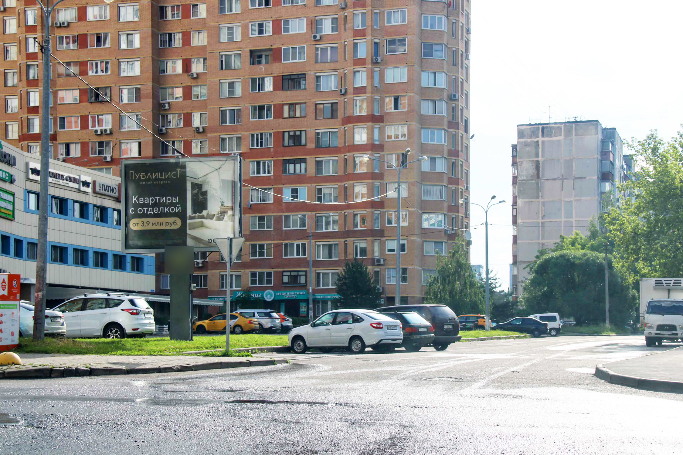 Фотография рекламного носителя, тип: Ситиборд 2.7x3.7, адрес: Юбилейный мкр., Пушкинская ул., д.11, Королев, Московская область, Россия. Сторона B1-B7 №945382