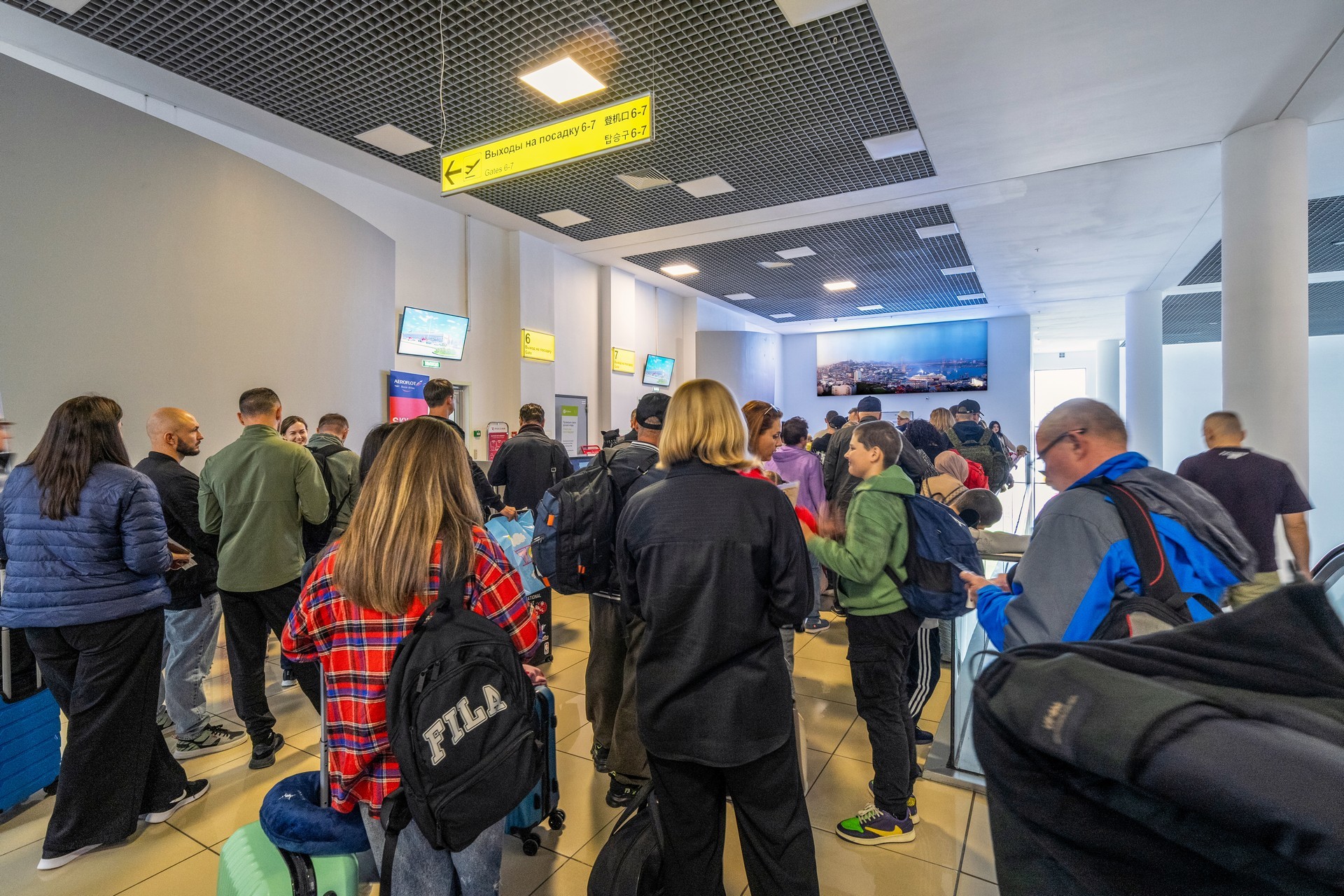 Фотография рекламного носителя, тип: Лайтбокс, адрес: Аэропорт «Международный аэропорт имени В.К. Арсеньева», Владимира Сайбеля ул., д.45, Владивосток, Приморский край, Россия. Сторона/вариант №1326177