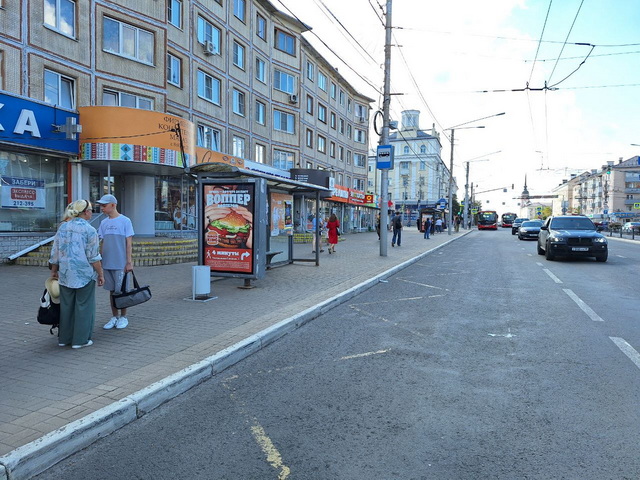 Фотография рекламного носителя, тип: Остановка 1.8x1.2, адрес: Кирова ул., д.64, поз.1, Калуга, Калужская область, Россия. Сторона В1-B5 №621631