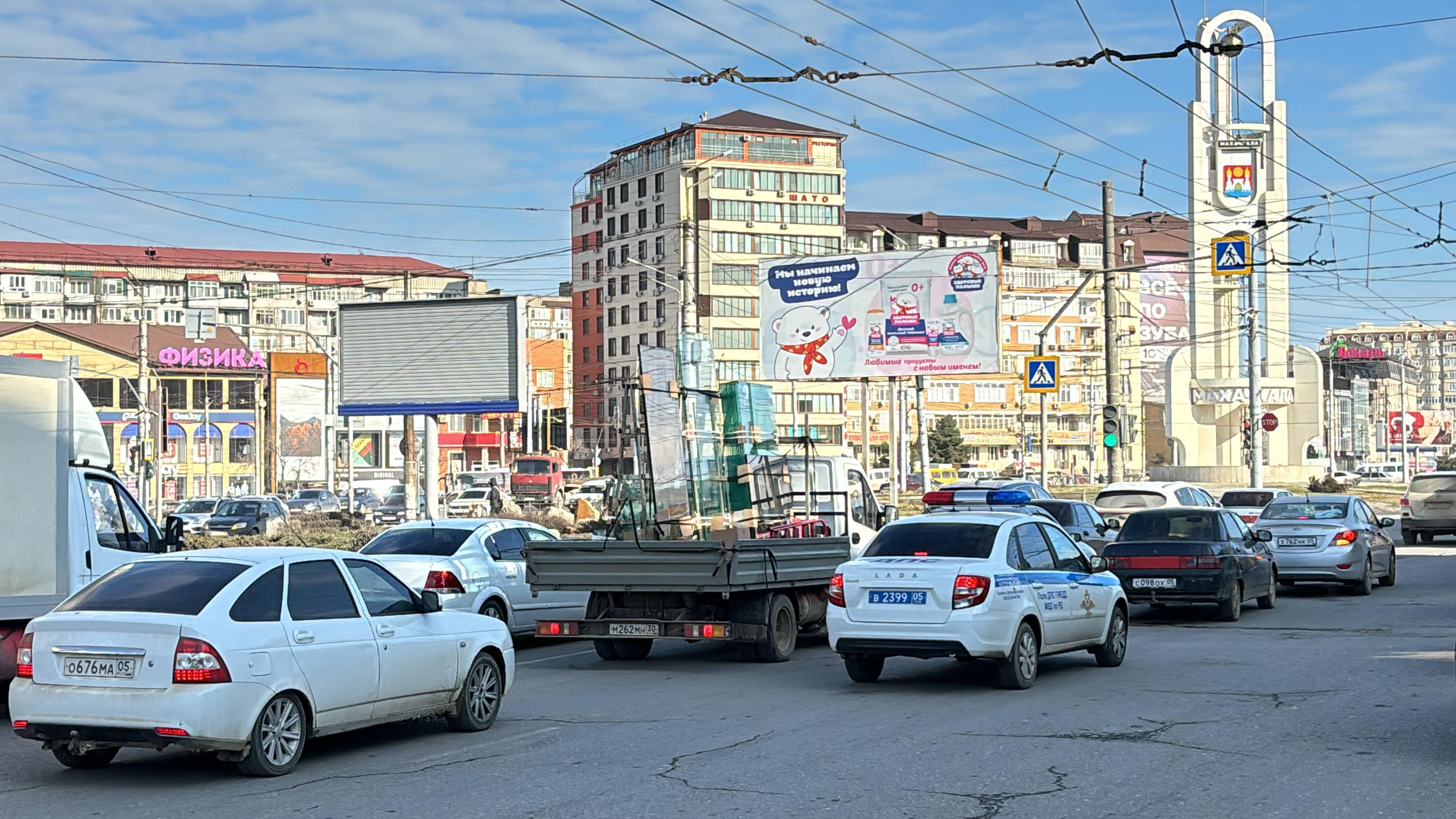 Фотография рекламного носителя, тип: Билборд 3x6, адрес: Али-Гаджи Акушинского ул., Троллейбусное кольцо, Махачкала, Республика Дагестан, Россия. Сторона Б №1329453