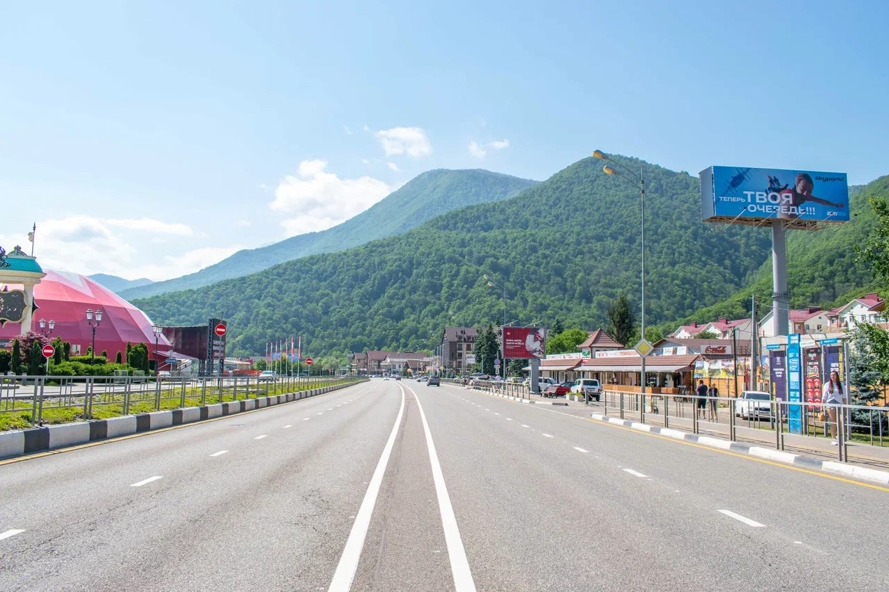 Фотография рекламного носителя, тип: Суперсайт 5x15, адрес: Красная Поляна пос., Эстонская ул., д.39, Сочи, Краснодарский край, Россия. Сторона А №1021331