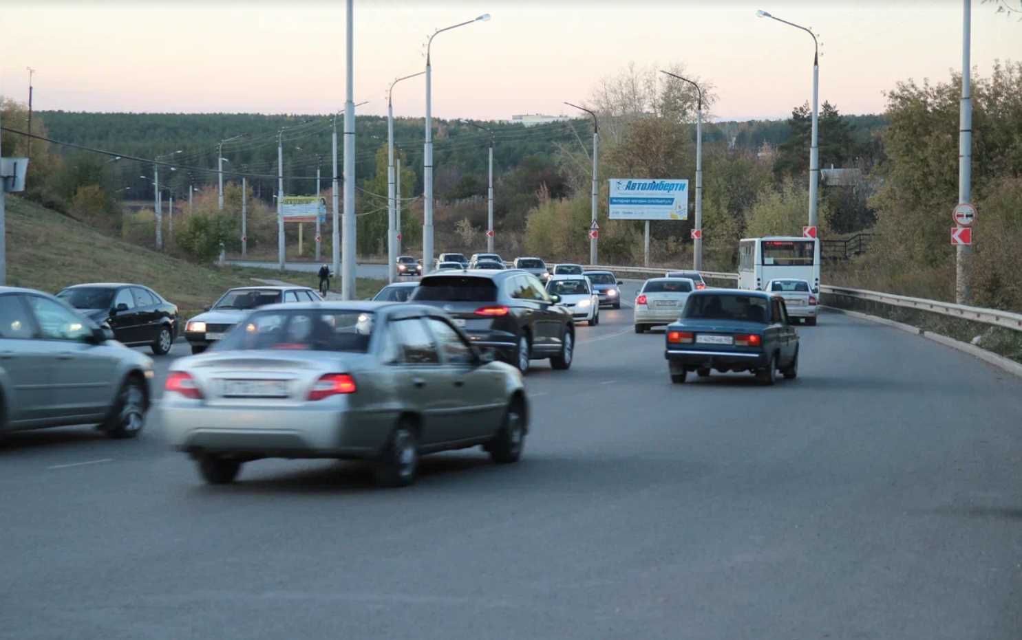 Фотография рекламного носителя, тип: Билборд 3x6, адрес: Суворова ул., д.9, Каменск-Уральский, Свердловская область, Россия. Сторона А №1335236