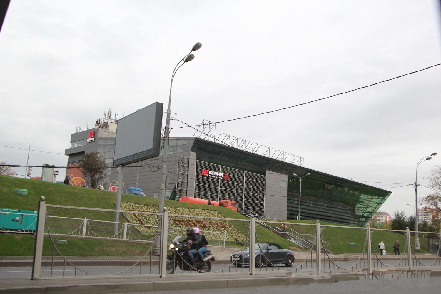 Фотография рекламного носителя, тип: Билборд 3x6, адрес: Рублевское ш., 150м после Кутузовского пр-т., Москва, Россия. Сторона Б №102704