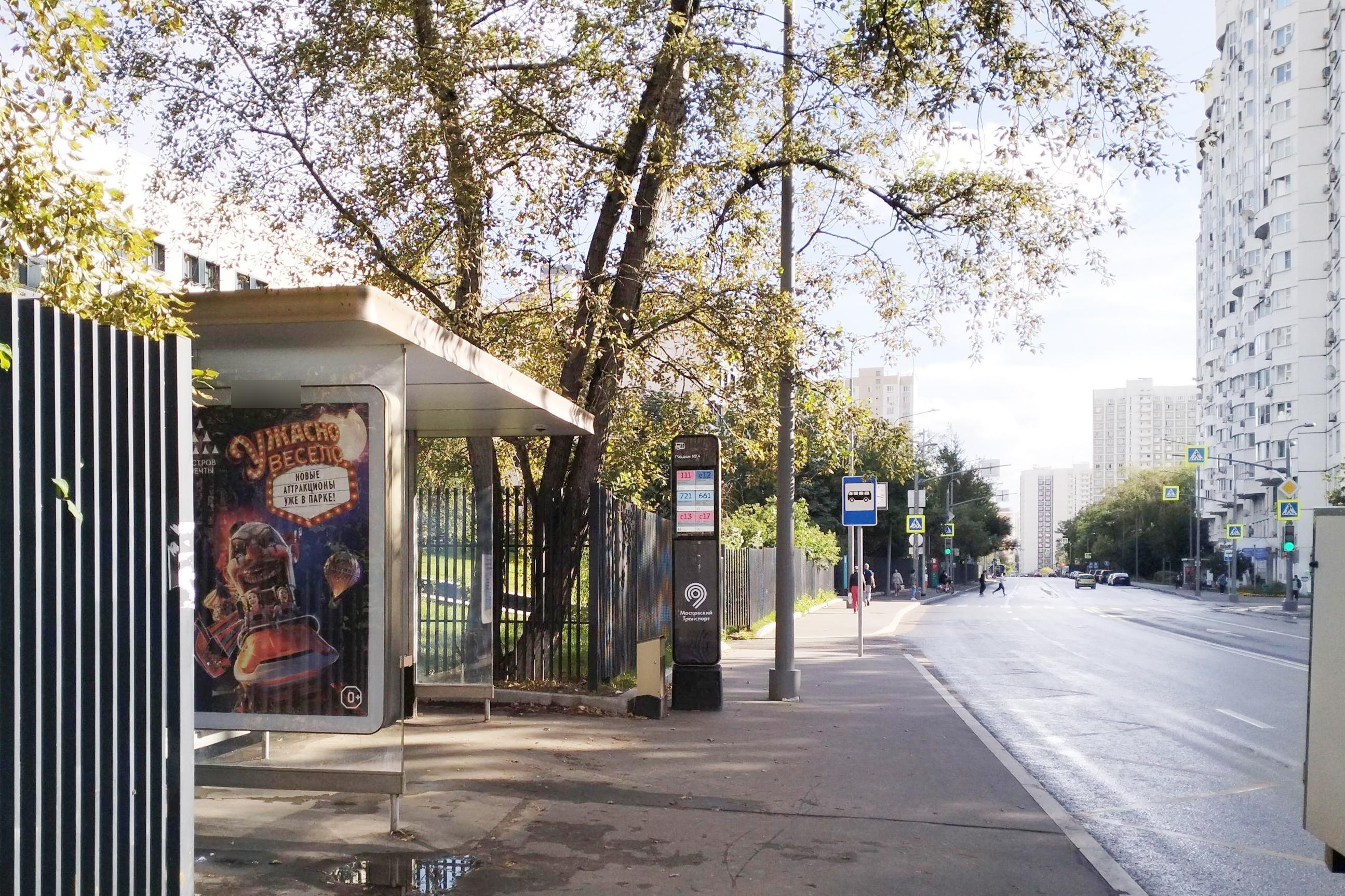 Фотография рекламного носителя, тип: Остановка 1.8x1.2, адрес: Новаторов ул., д.3, ост. Роддом №4, Москва, Россия. Сторона Б №997643