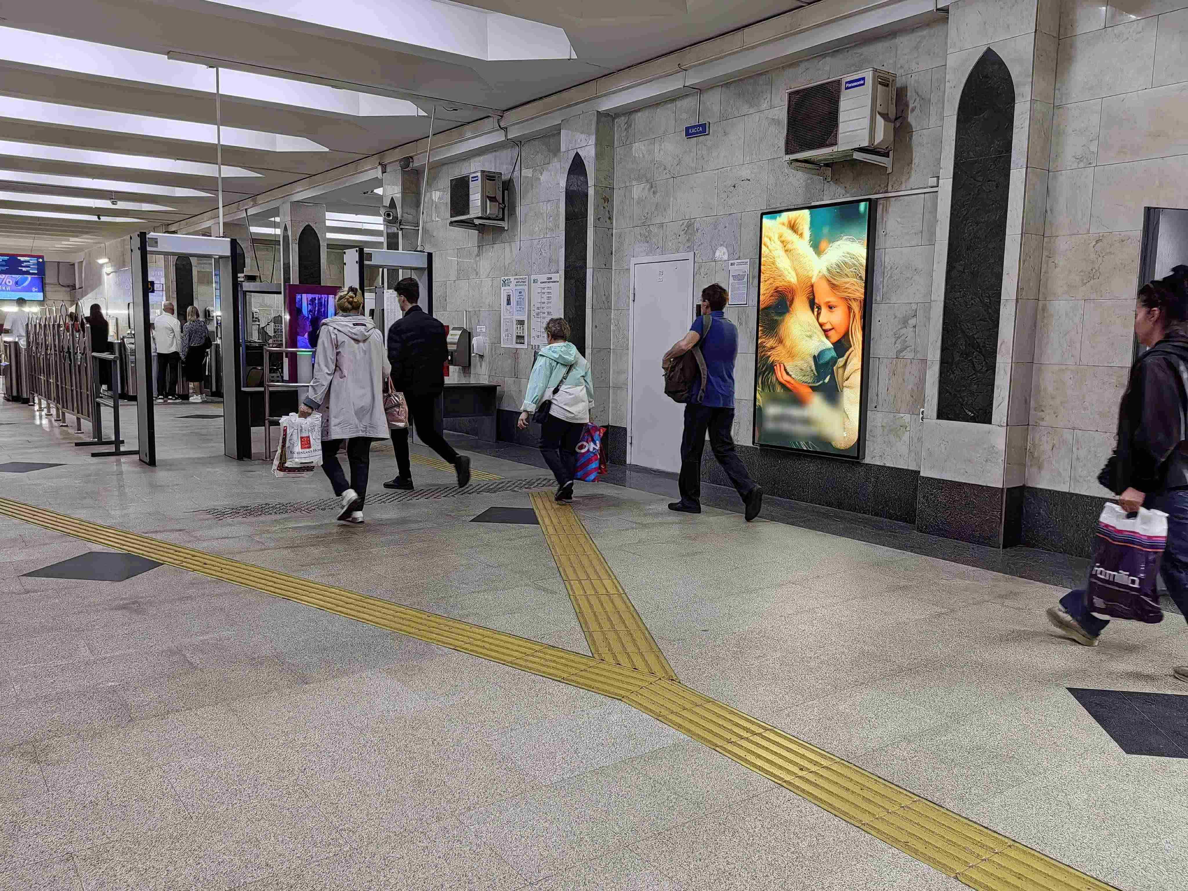 Фотография рекламного носителя, тип: Видеоэкран, адрес: Станция метро «Площадь Тукая», Казань, Республика Татарстан, Россия. Сторона/вариант №1371530